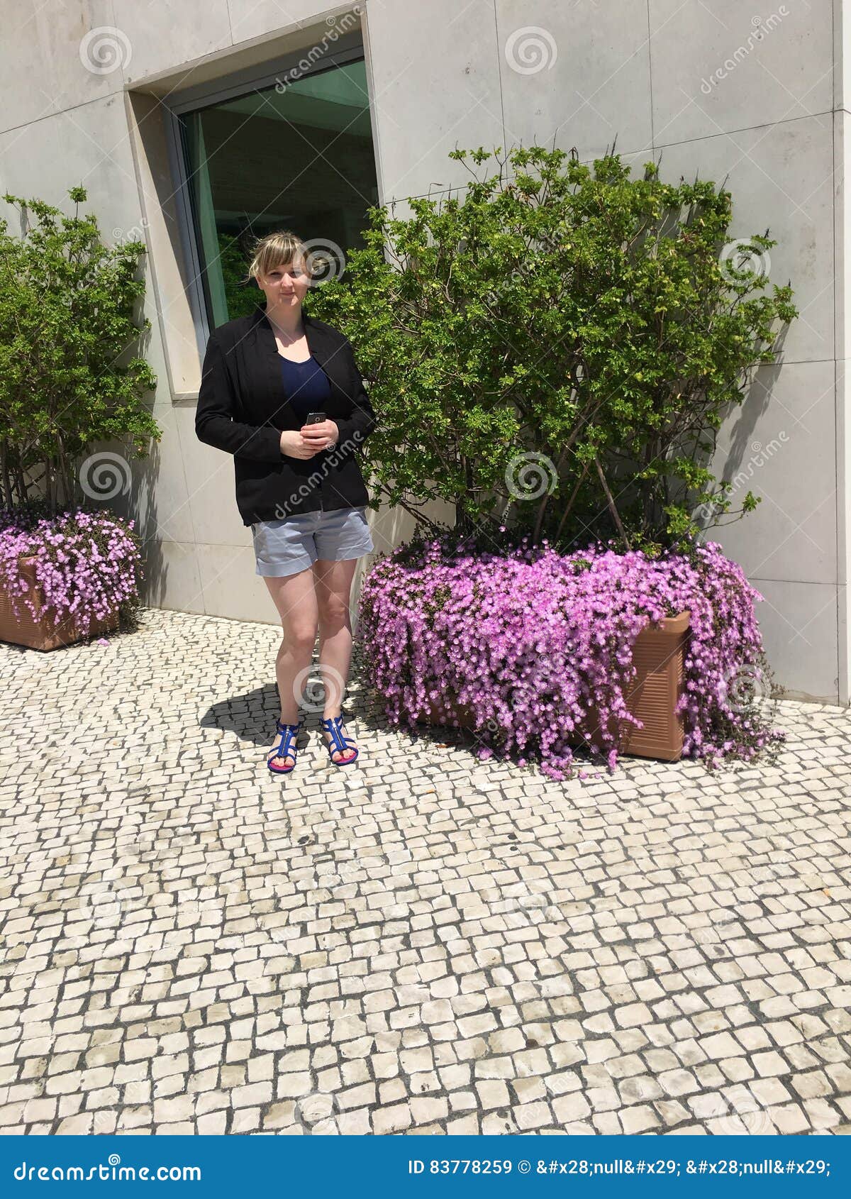 Modest Young Woman Outside Hotel Echte Oeiras Redactionele Stock ...