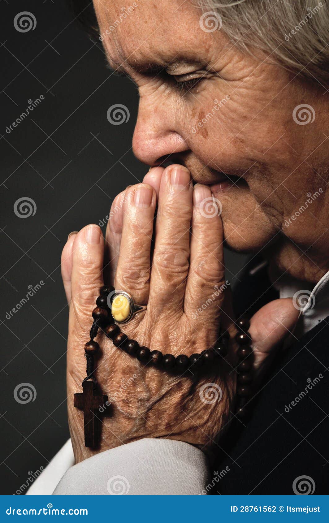 Modlenie seniora kobieta. Modlenie starsza kobieta z różanów koralikami.