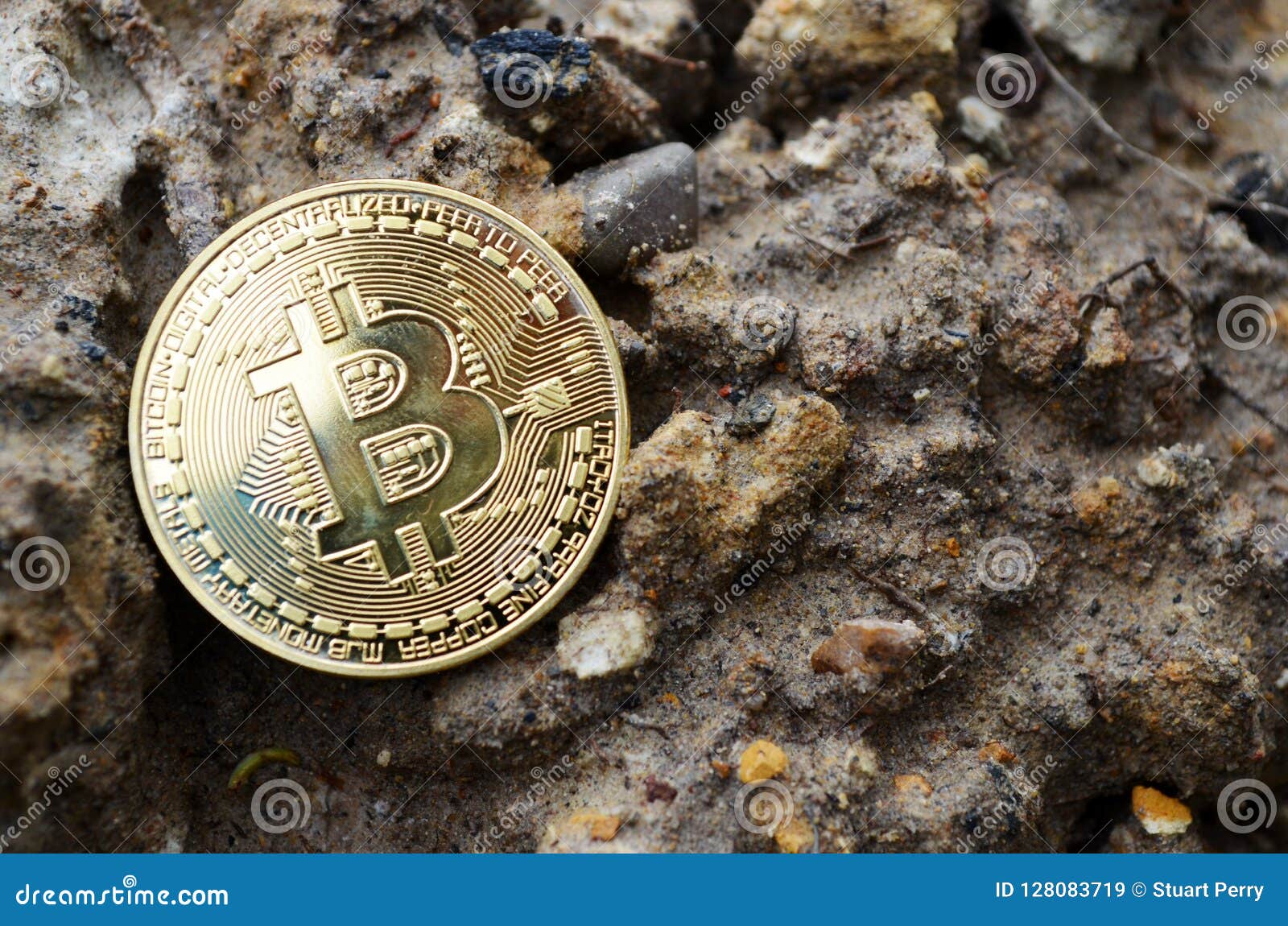 Moeda De Bitcoin No Fundo Da Lama Imagem de Stock Editorial - Imagem de  moeda, gota: 128083719
