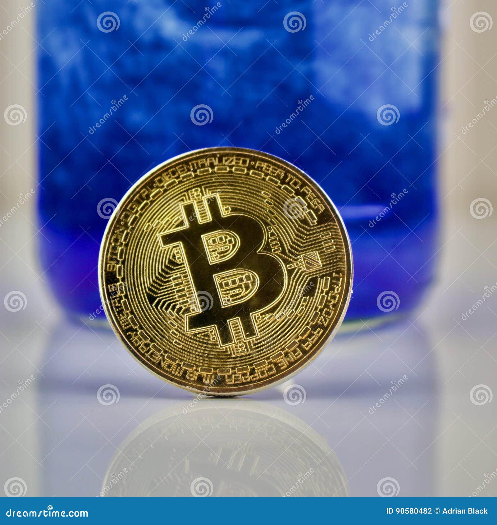 Moeda Do Bitcoin Do Ouro E Teste Padrão Azul Da Arte Foto de Stock - Imagem  de moeda, fundo: 90580482