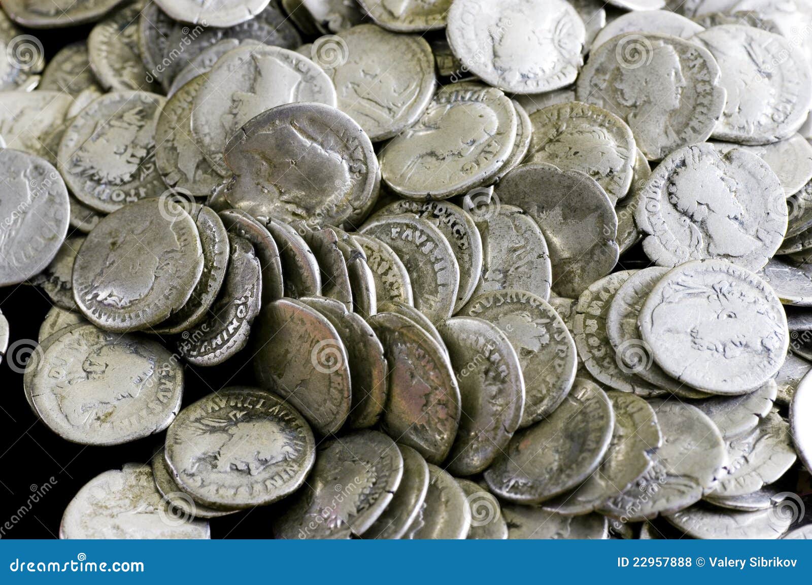 As moedas antigas são feitas da prata. Meios de pagamento de séculos passados