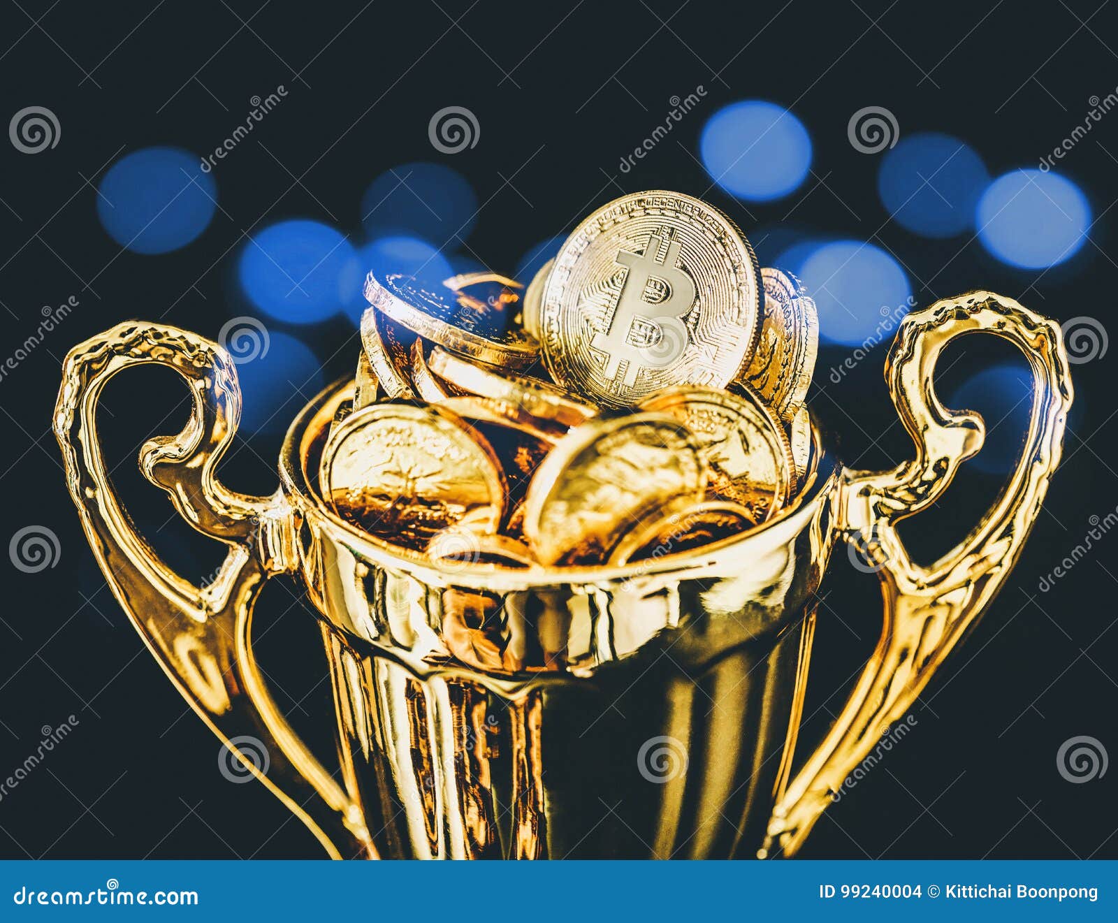 Moedas Bitcoin BTC Em Troféu Foto de Stock - Imagem de crescimento, fundo:  99240004