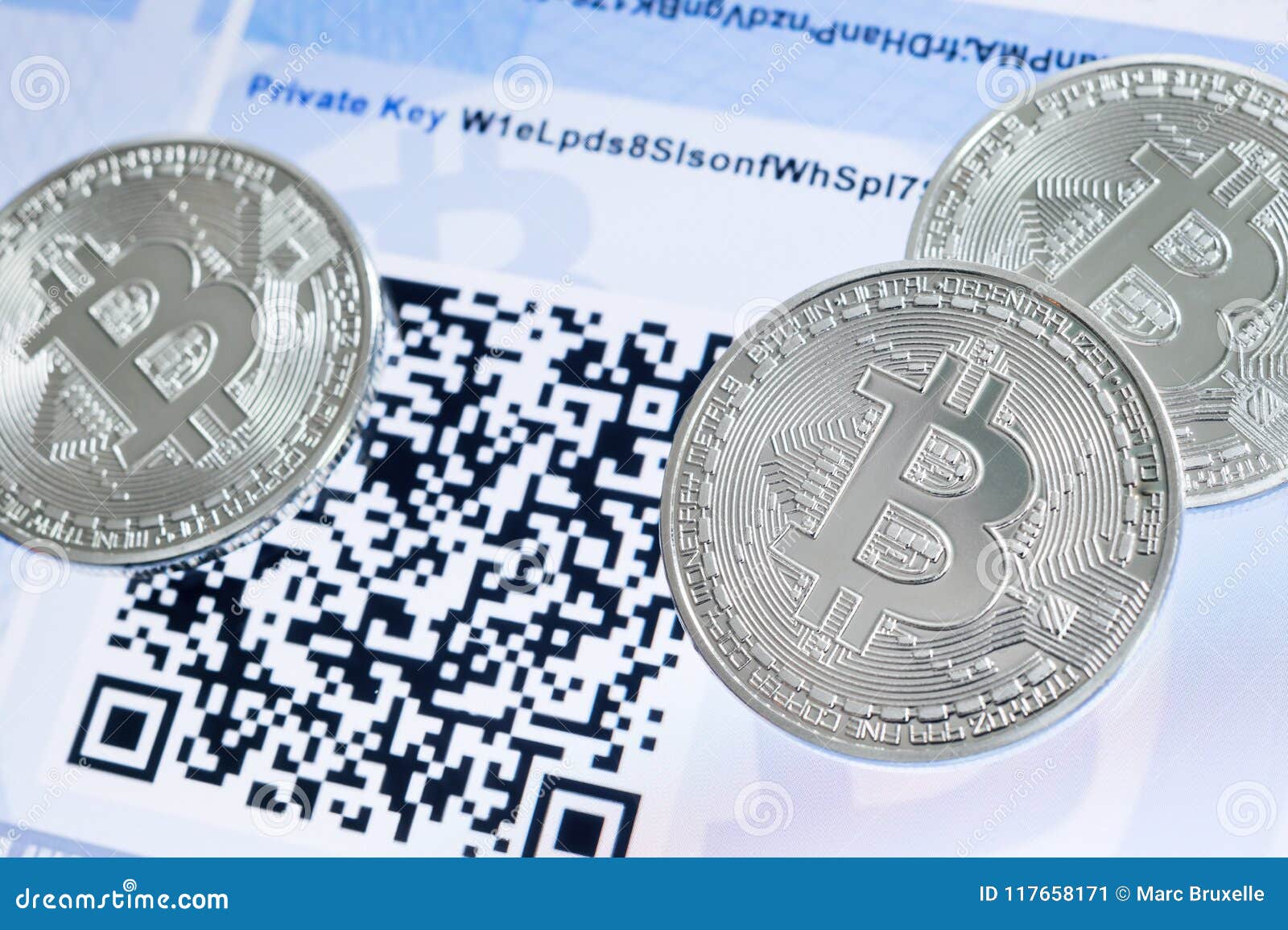 Moedas Bitcoin, Código QR E Carteira De Papel Imagem de Stock - Imagem de  prata, eletrônico: 117658171