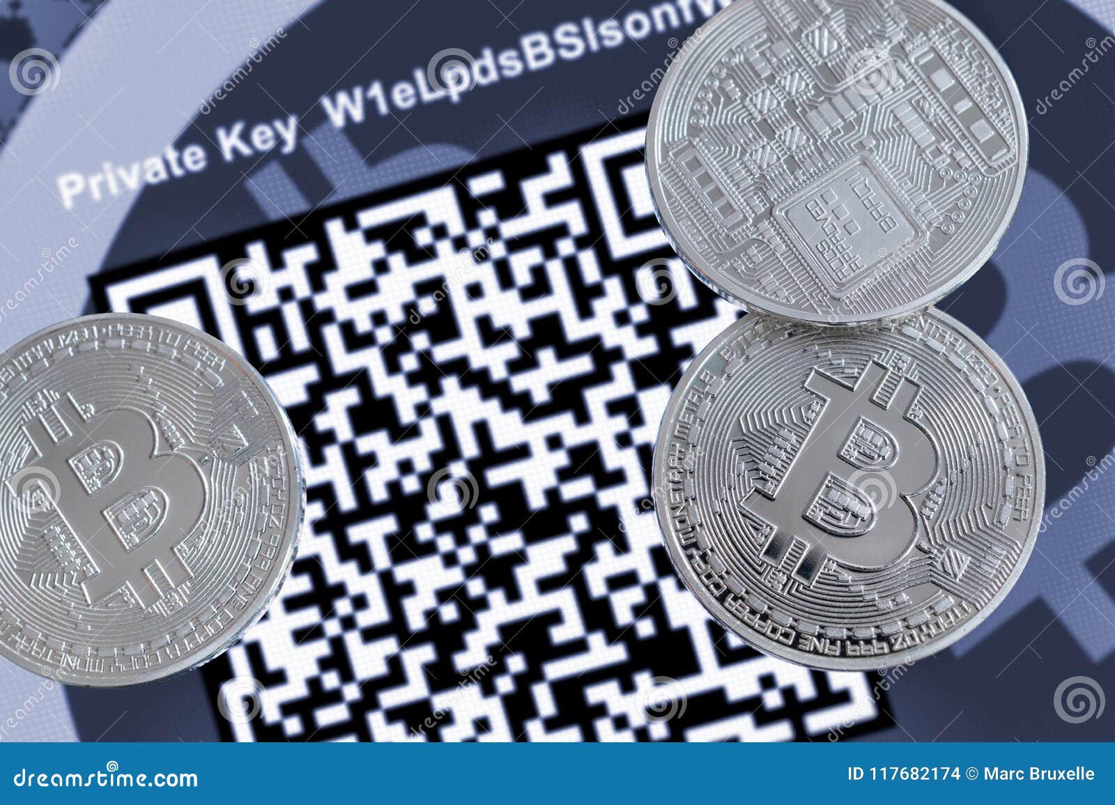Moedas Bitcoin, Código QR E Carteira De Papel Foto de Stock - Imagem de  economia, digital: 117682174
