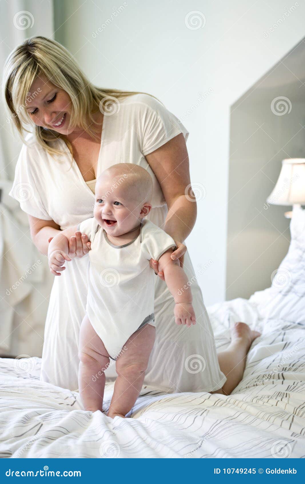 Moeder Die Baby Helpt Leren Te Lopen Stock Afbeelding - Image of ...