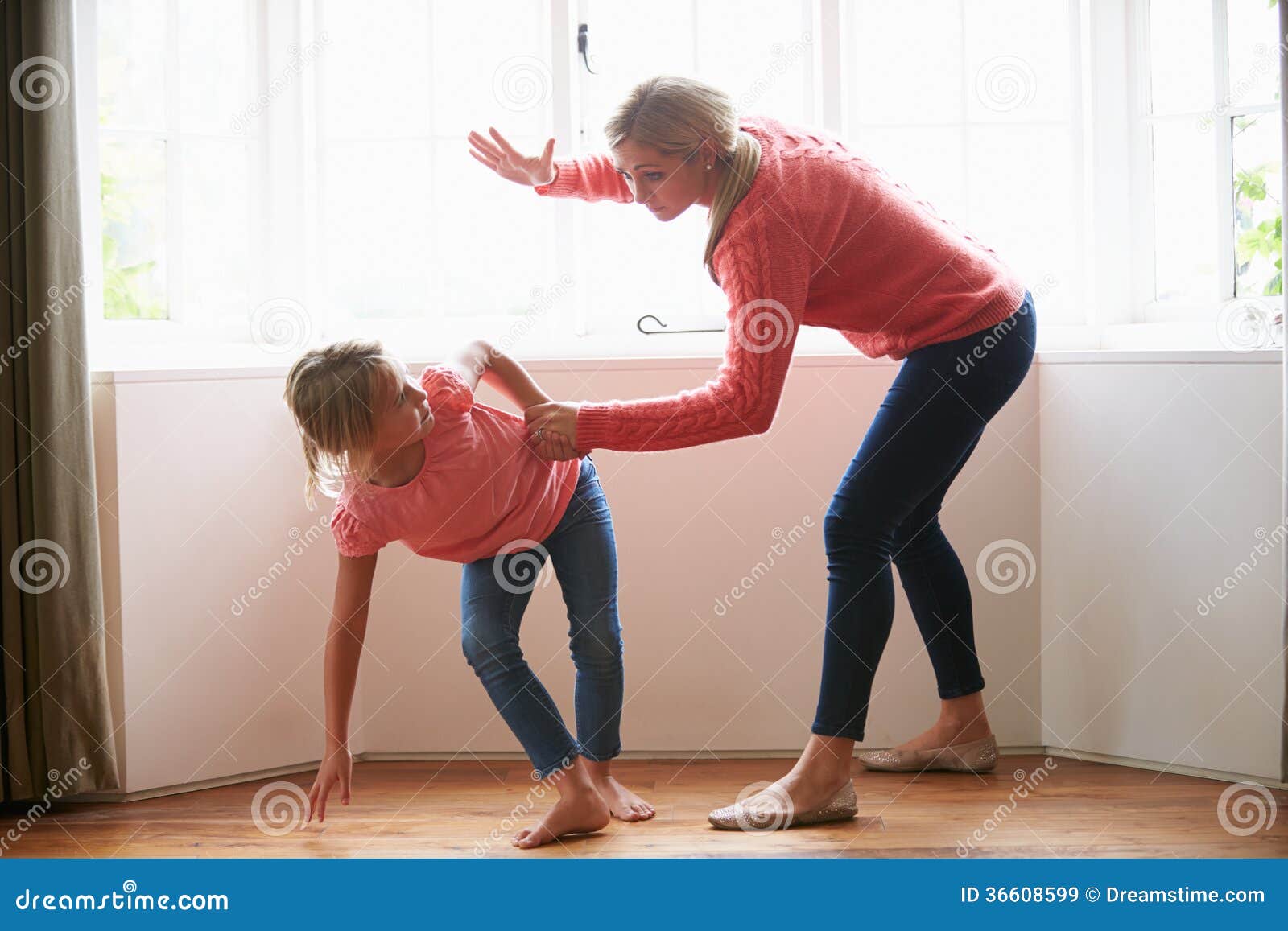 Moeder Die Jonge Dochter Raken Stock Afbeelding Image of hitting