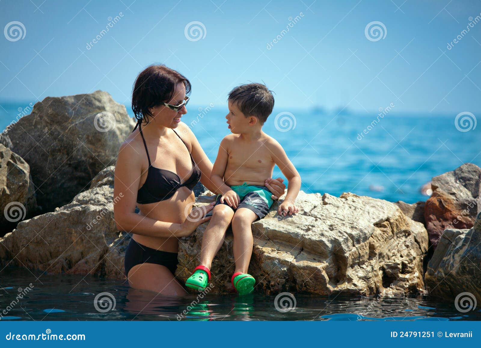 Мама на курорте рассказ. С сыном на море. Подросток с мамой на море. Мамочки в купальниках с детьми.