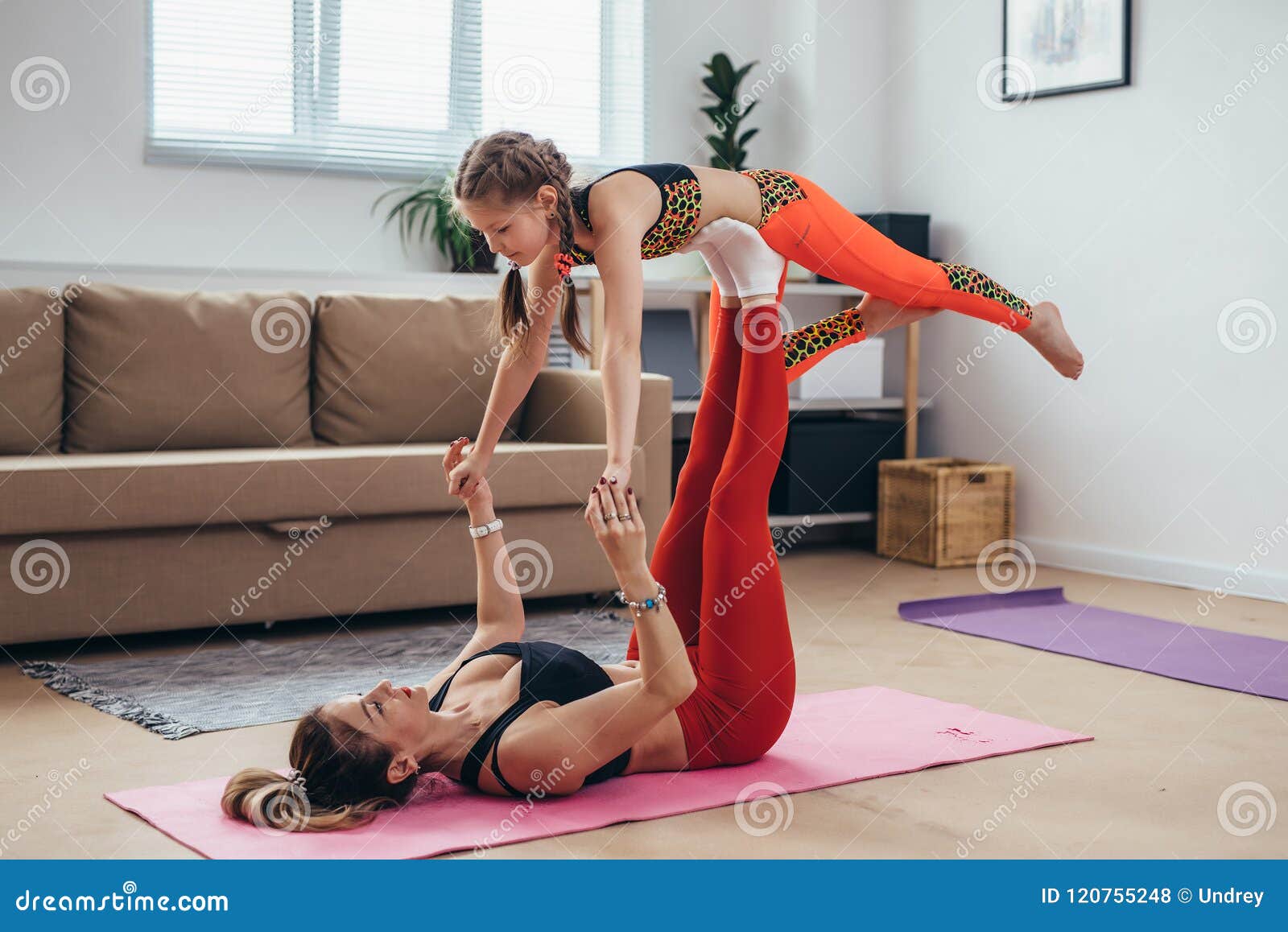 Moeder Daughterdoing Gymnastiek- Oefeningen Samen Thuis Stock Foto - Image of pasvorm: