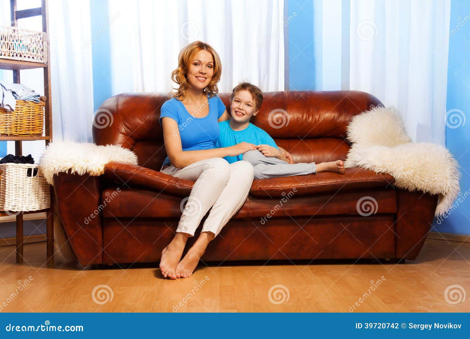 Мамаши на диване. Мама с ребенком на диване. Мать сидит с сыном на диване. Фотосессия ребенка и мамы на диване. Мама босиком на диване.