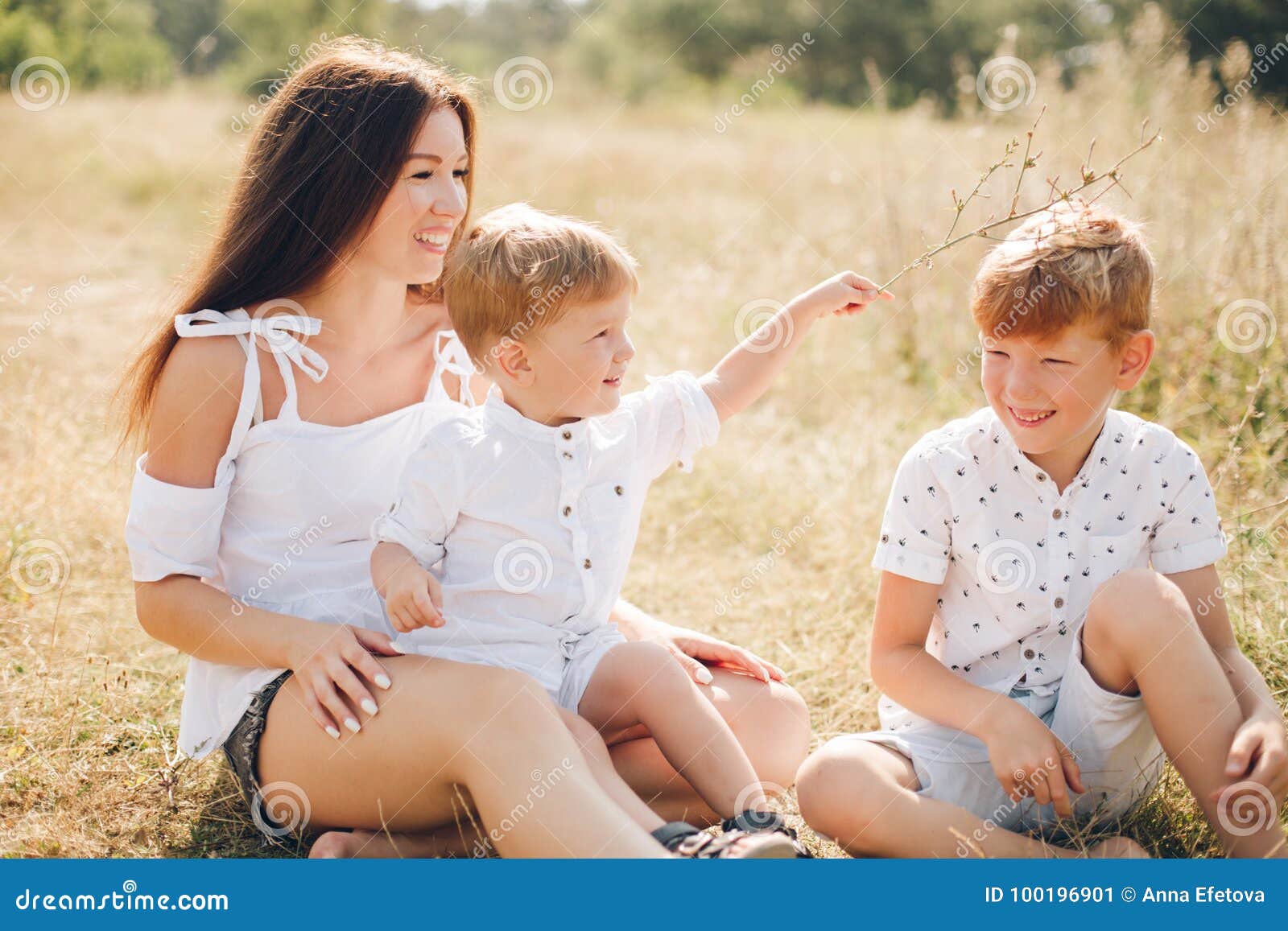 Мама и два сына русское. Женщина с двумя сыновьями 1. Спокойная женщина с двумя сыновьями. Две мама и два сына на одной даче. Заряд мамы 2 сына.
