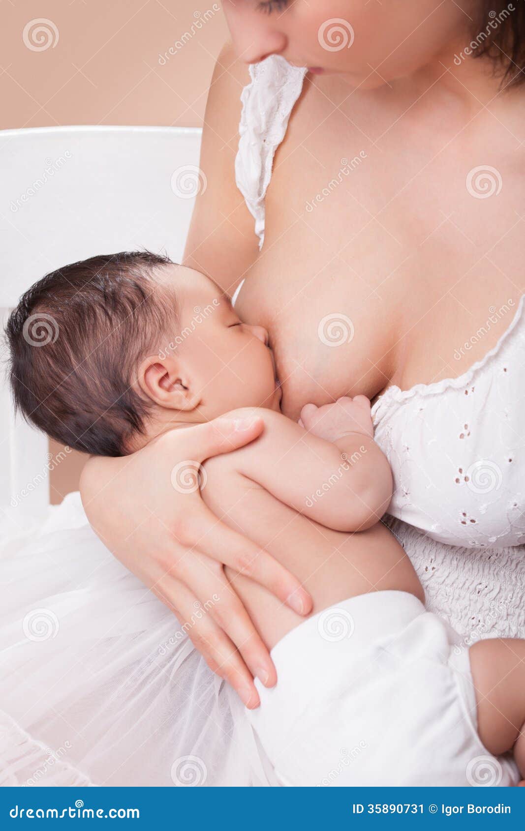 сын держит за грудь маму фото 92