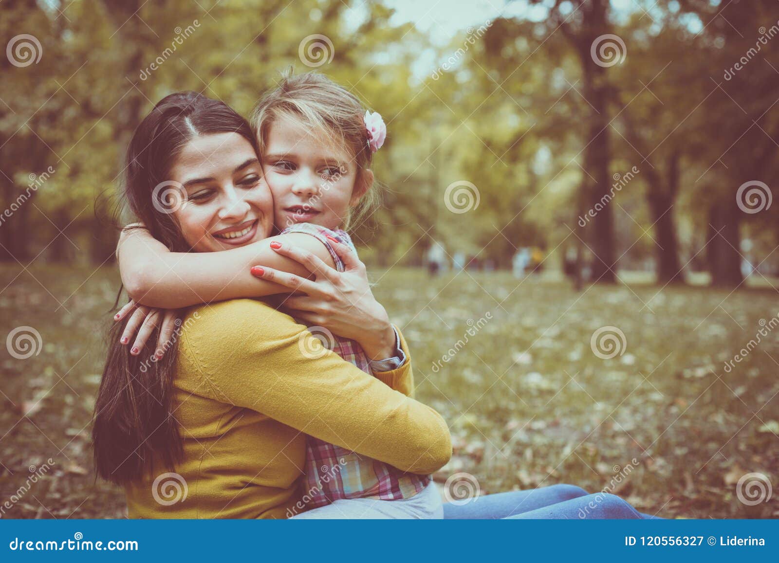 Moeders In De Bijbel Moeders En Dochters De Omhelzing is Zo Zoet Liefdeemotie Stock