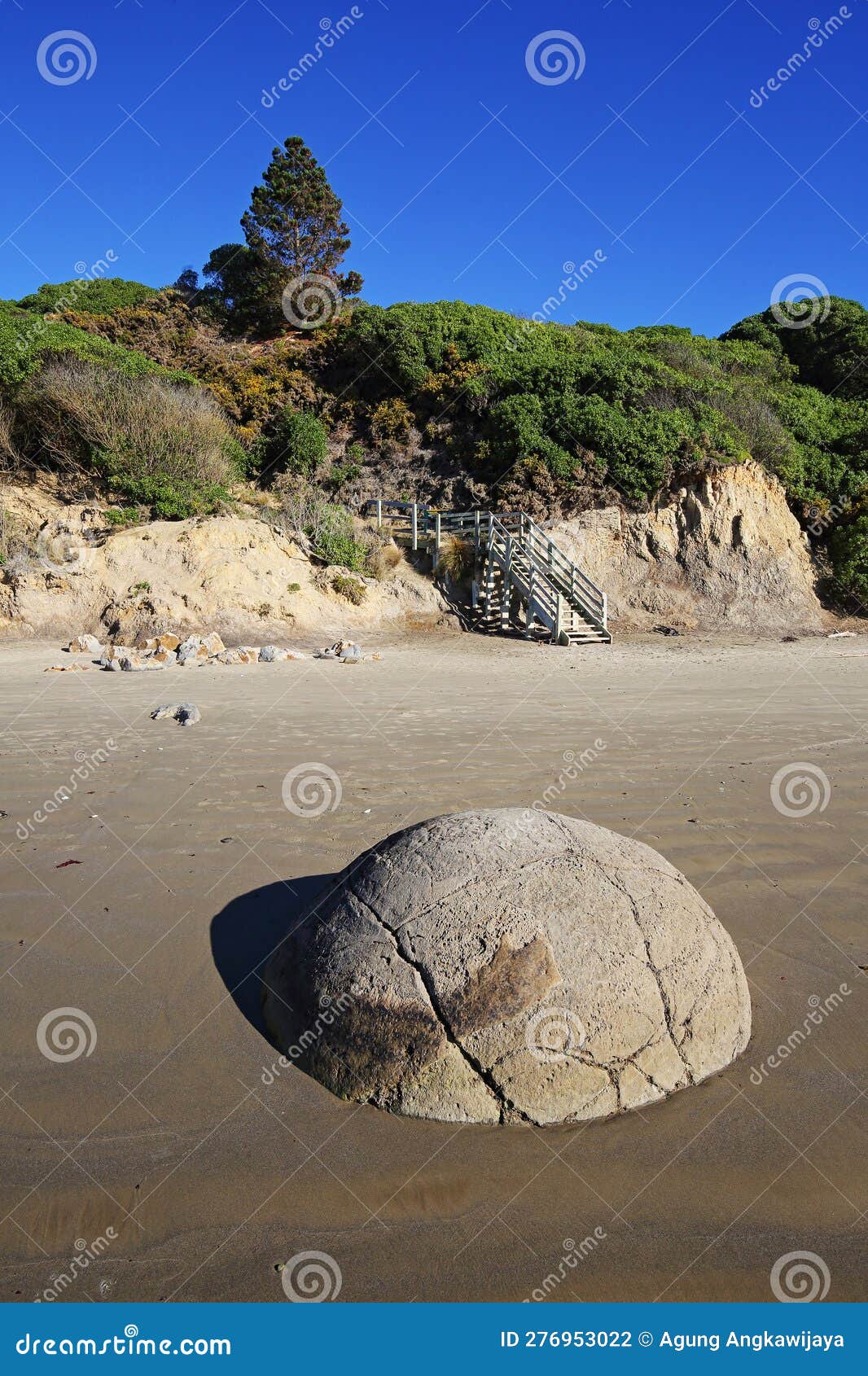 moeraki boulder round stones strange boulder formation