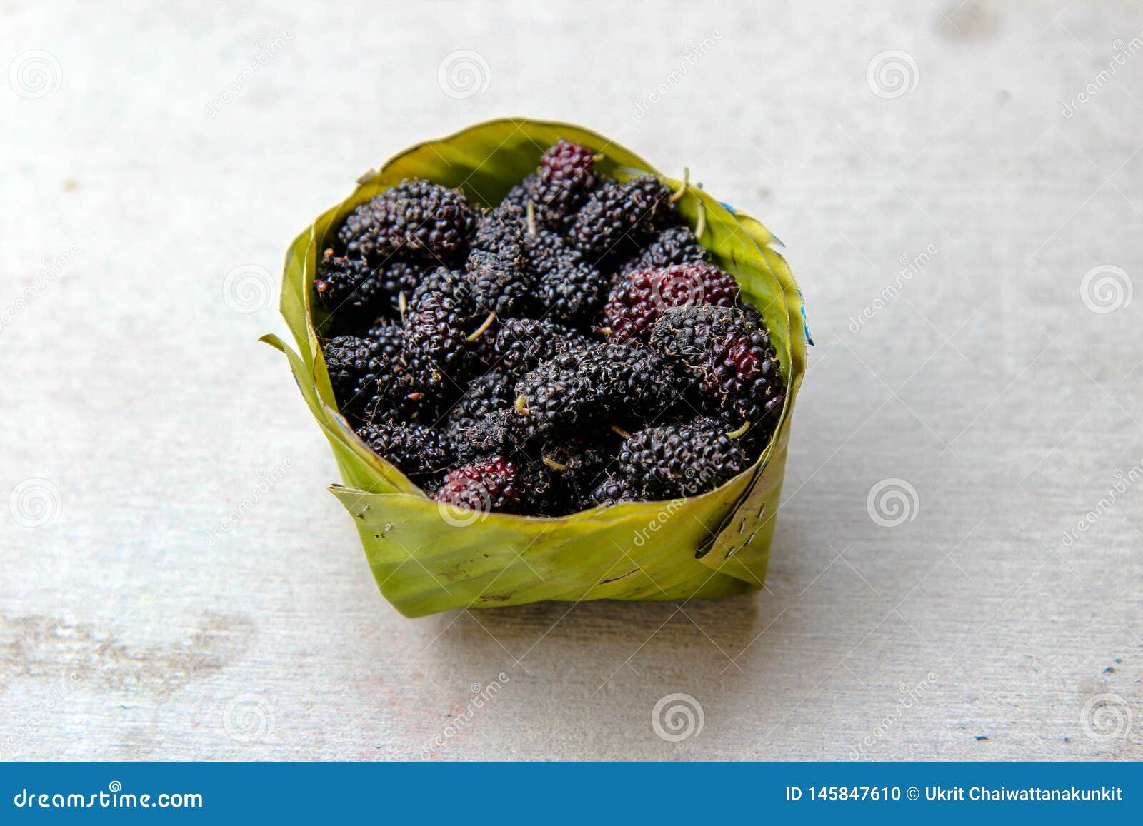 Moerbeiboomfruit in zomer Verse moerbeiboom organische moerbeiboom in de kom van het banaanblad bij verse markt