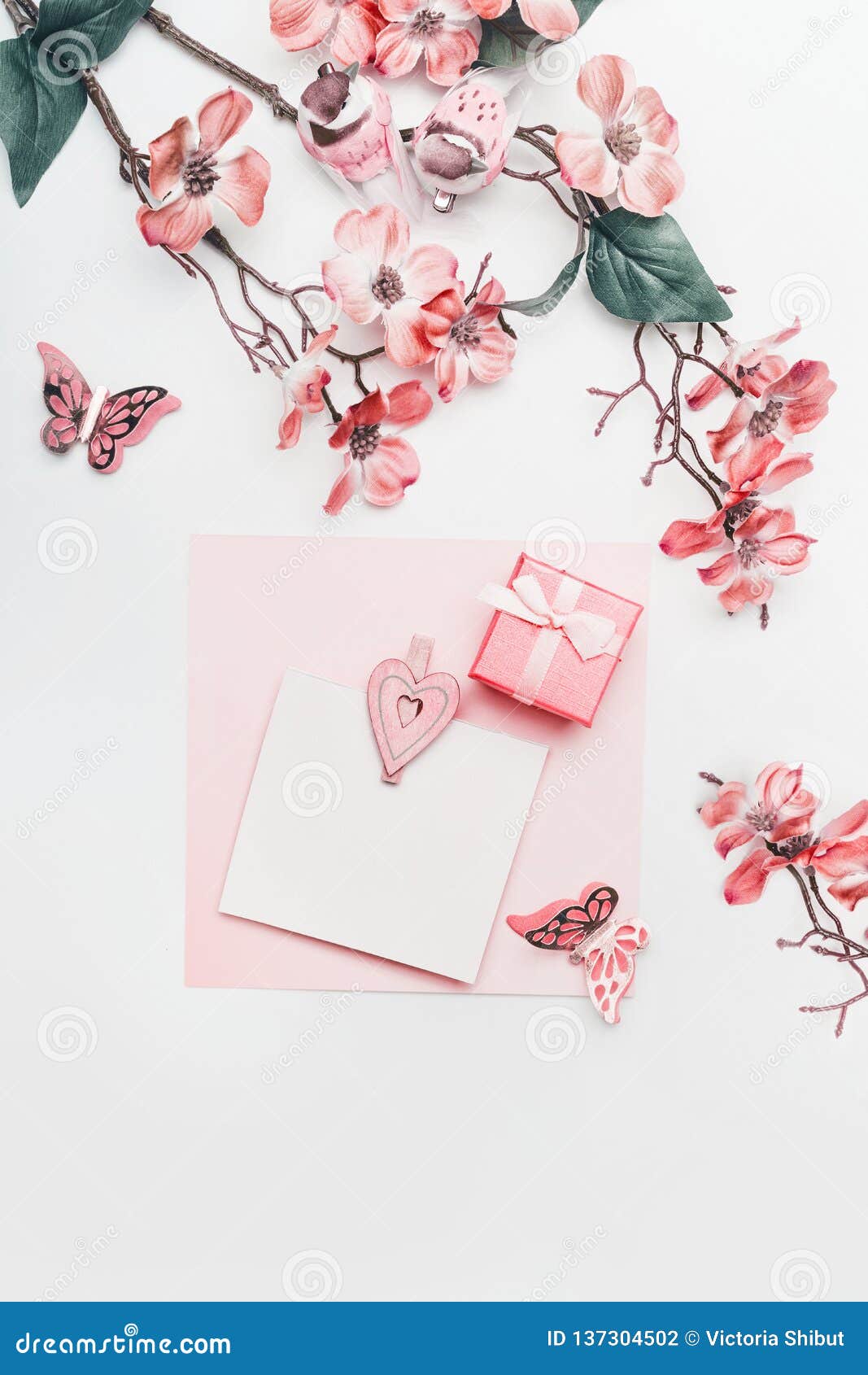 32 diferentes tarjetas de felicitación en blanco de la foto de la flor