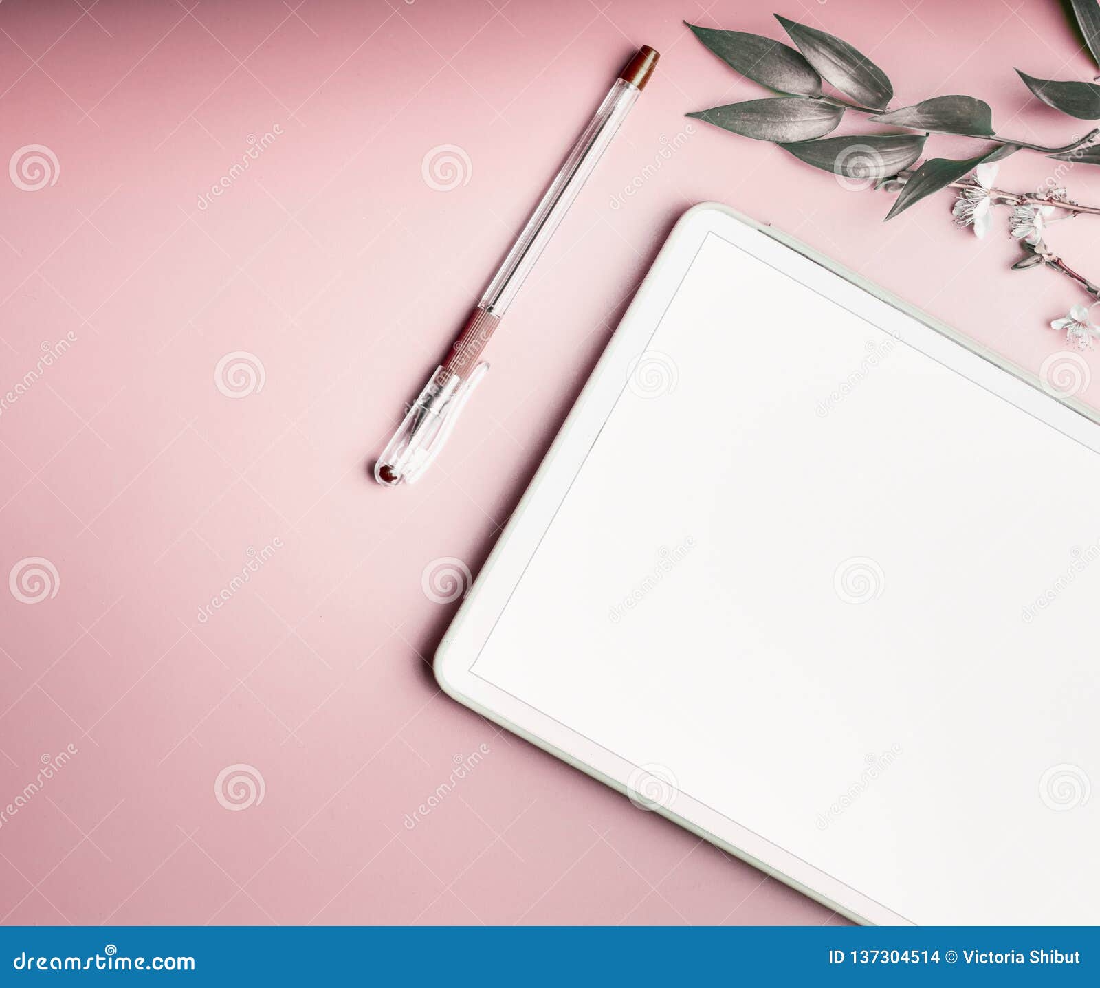 Mofa De La PC De La Tableta Para Arriba En Fondo De Escritorio Rosado En Colores Pastel Con Los Supples Y Las Ramas De Las Hojas, Foto de archivo - Imagen de Mofa De La PC De La Tableta Para Arriba En Fondo De Escritorio Rosado En Colores Pastel Con Los Supples Y Las Ramas De Las Hojas, Foto de archivo - Imagen de