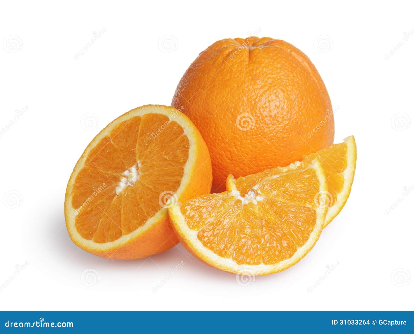 Mogna runda apelsiner med halva och skivor. Mogna runda apelsiner med halvan och skivor som isoleras på vit bakgrund