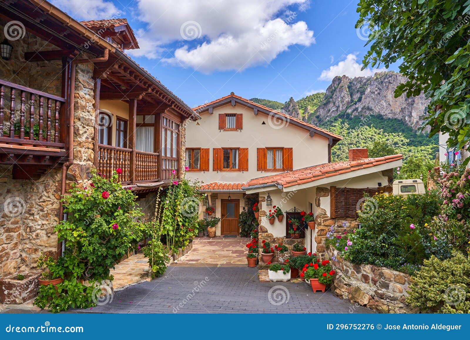 mogrovejo is a small medieval village located in the municipality of camaleÃÂ±o. declared an asset of cultural interest and