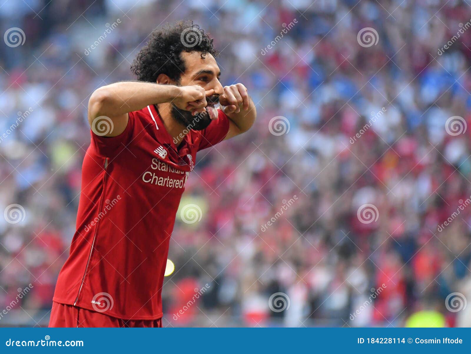 Mohamed salah comemora gol imagem de stock editorial. Imagem de