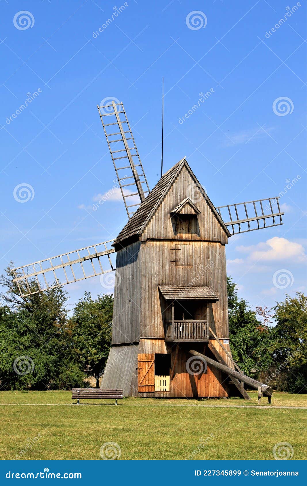 Antigo moinho de vento de madeira em um dia ensolarado. antigo moinho  holandês tradicional.