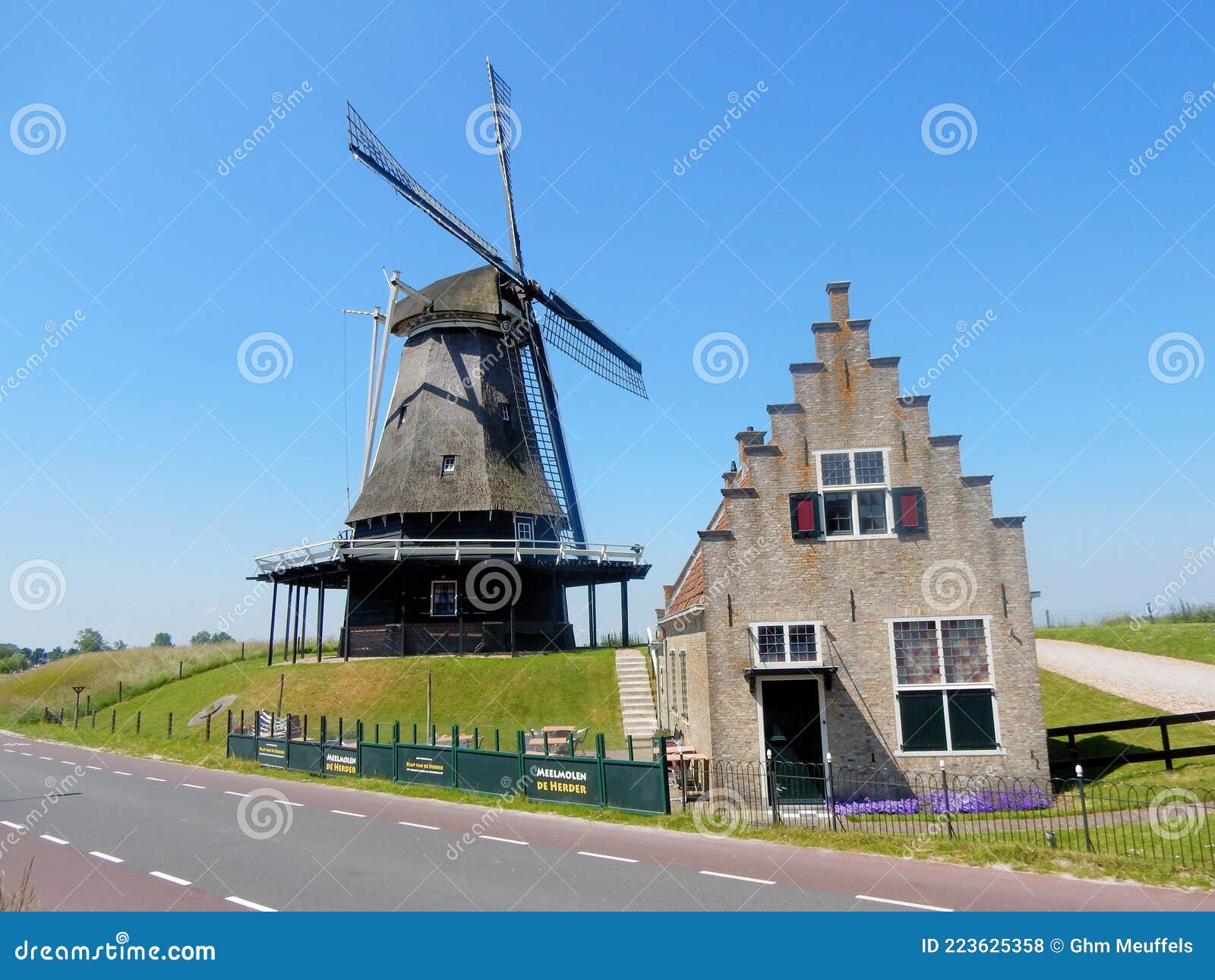 Moinho De Pastor Holandês Molen, Fábrica De Torres De Pastores Situada Em  Medemblik Norte Holland Nos Países Baixos Foto de Stock - Imagem de  lâminas, torre: 223625358