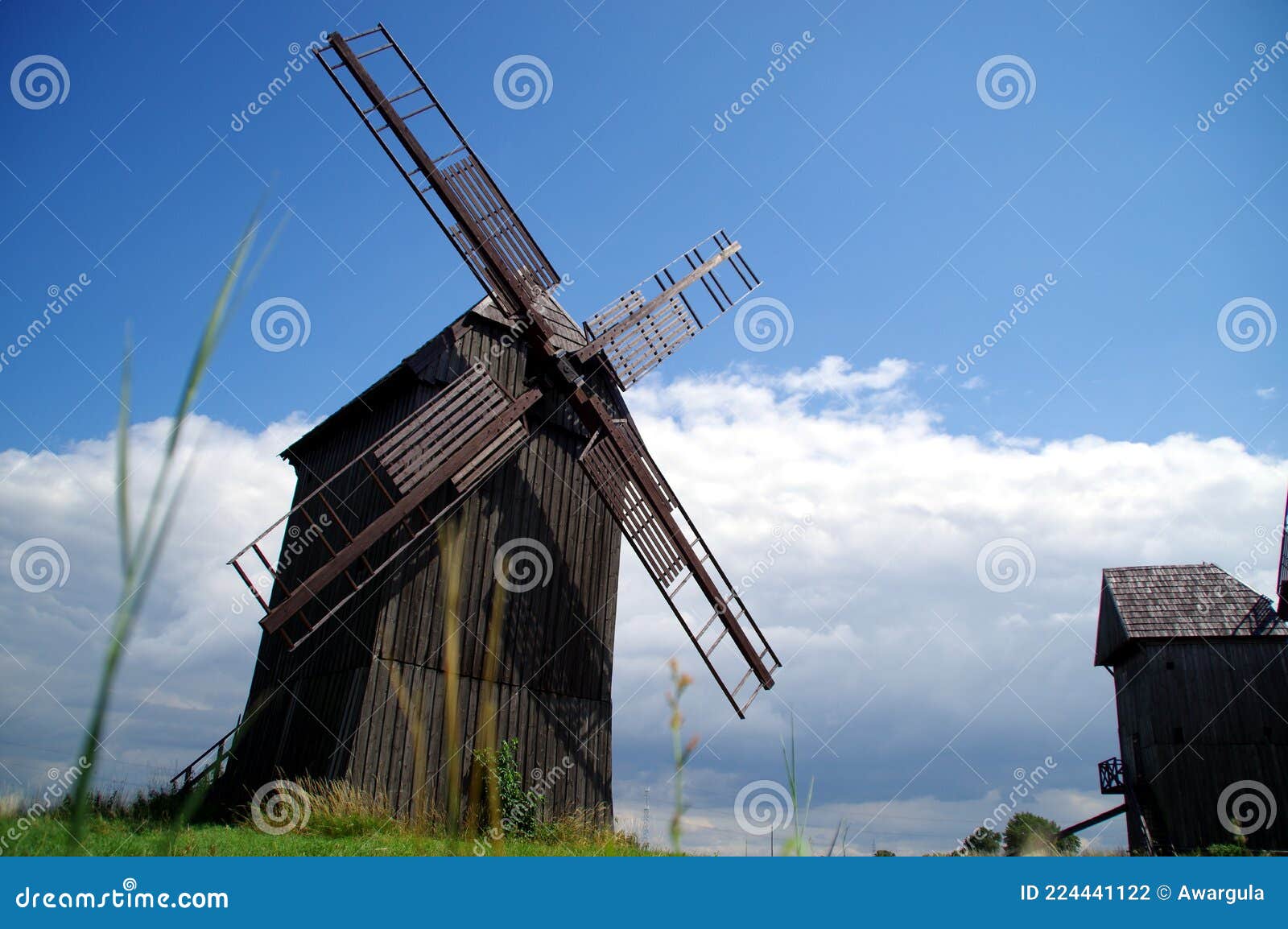 Moinho De Vento Antigo, Moinho De Vento Histórico Foto de Stock - Imagem de  moinho, tradicional: 224441122