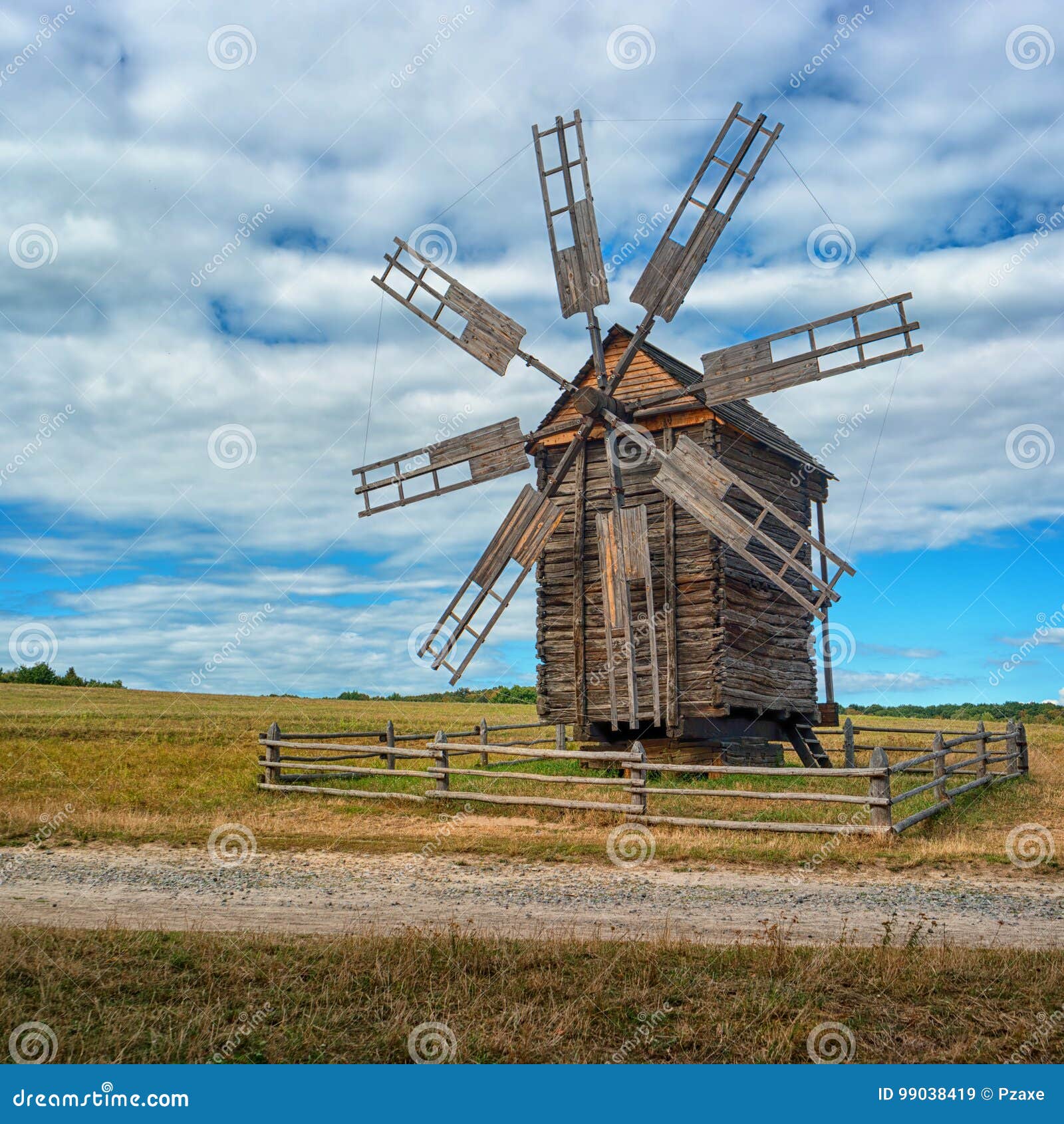 Moinho De Vento Antigo No Campo Ucrânia Imagem de Stock - Imagem de  cultura, azul: 99038419