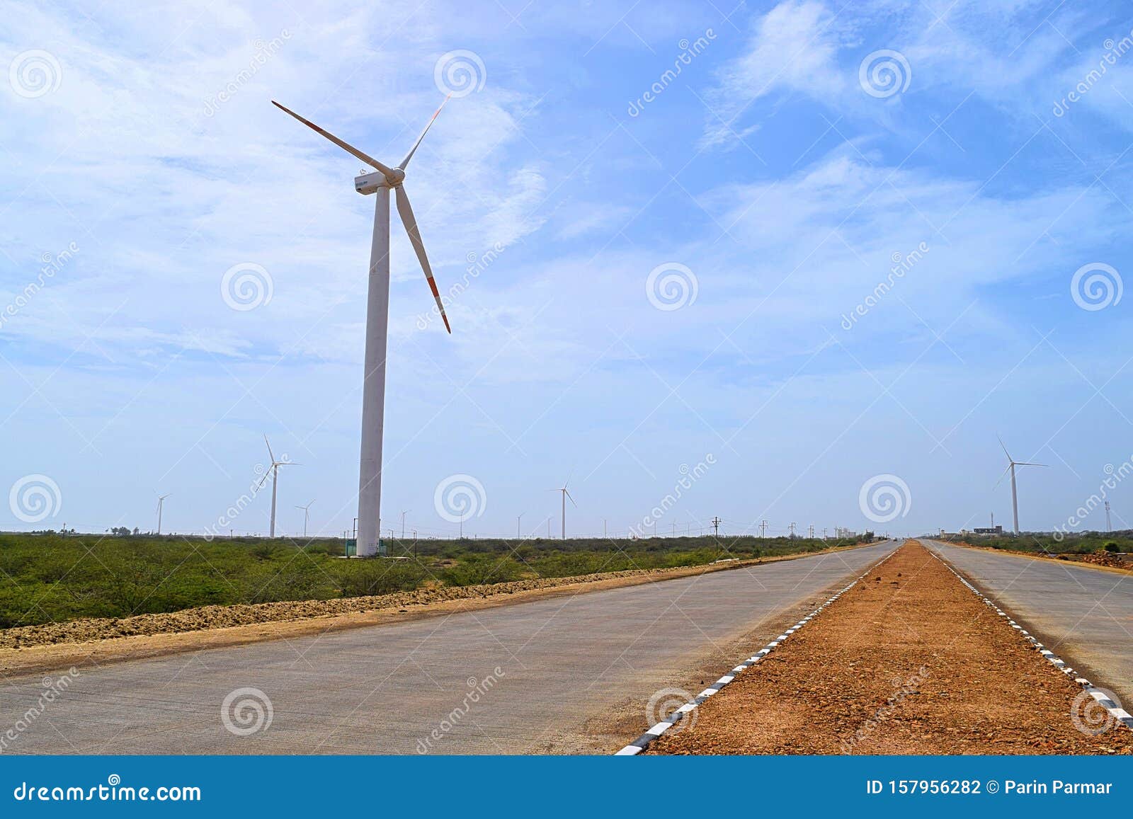 Moinho De Vento Ao Lado Da Autoestrada Na Índia - Energia Eólica - Energia  Renovável Sustentável Foto de Stock - Imagem de parque, abandonado:  157956282