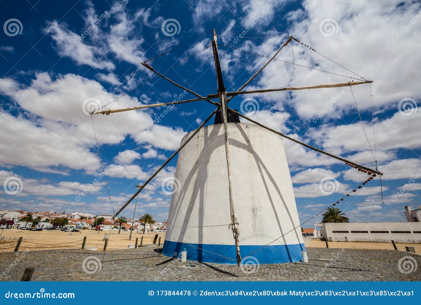 Moinho De Vento Antigo Em Castro Verde, O Alentejo, Portugal