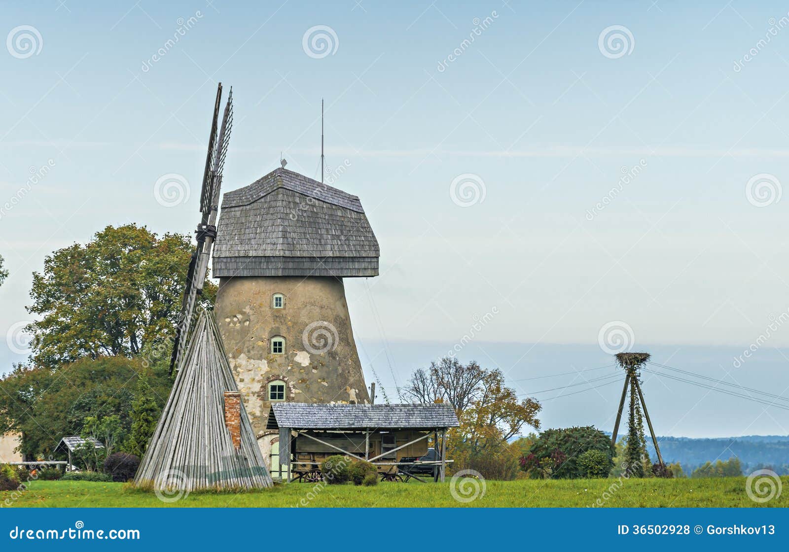 Foto de Moinho De Vento Na Medieval Cesis Região Da Letônia e mais