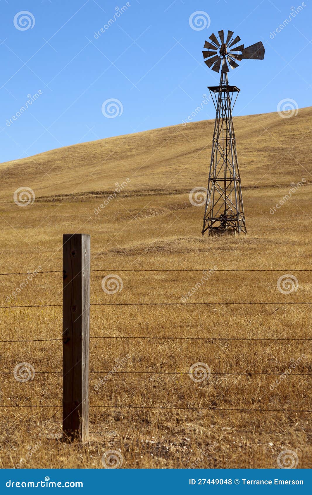 Moinho de vento vermelho imagem de stock. Imagem de paisagem - 15815599