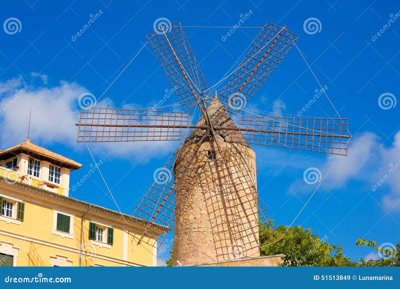 Moinho De Vento Tradicional Antigo Em Majorca Durante O Pôr Do Sol, Com Luz  Solar Atrás Do Moinho, Spain Foto Royalty Free, Gravuras, Imagens e Banco  de fotografias. Image 184701027