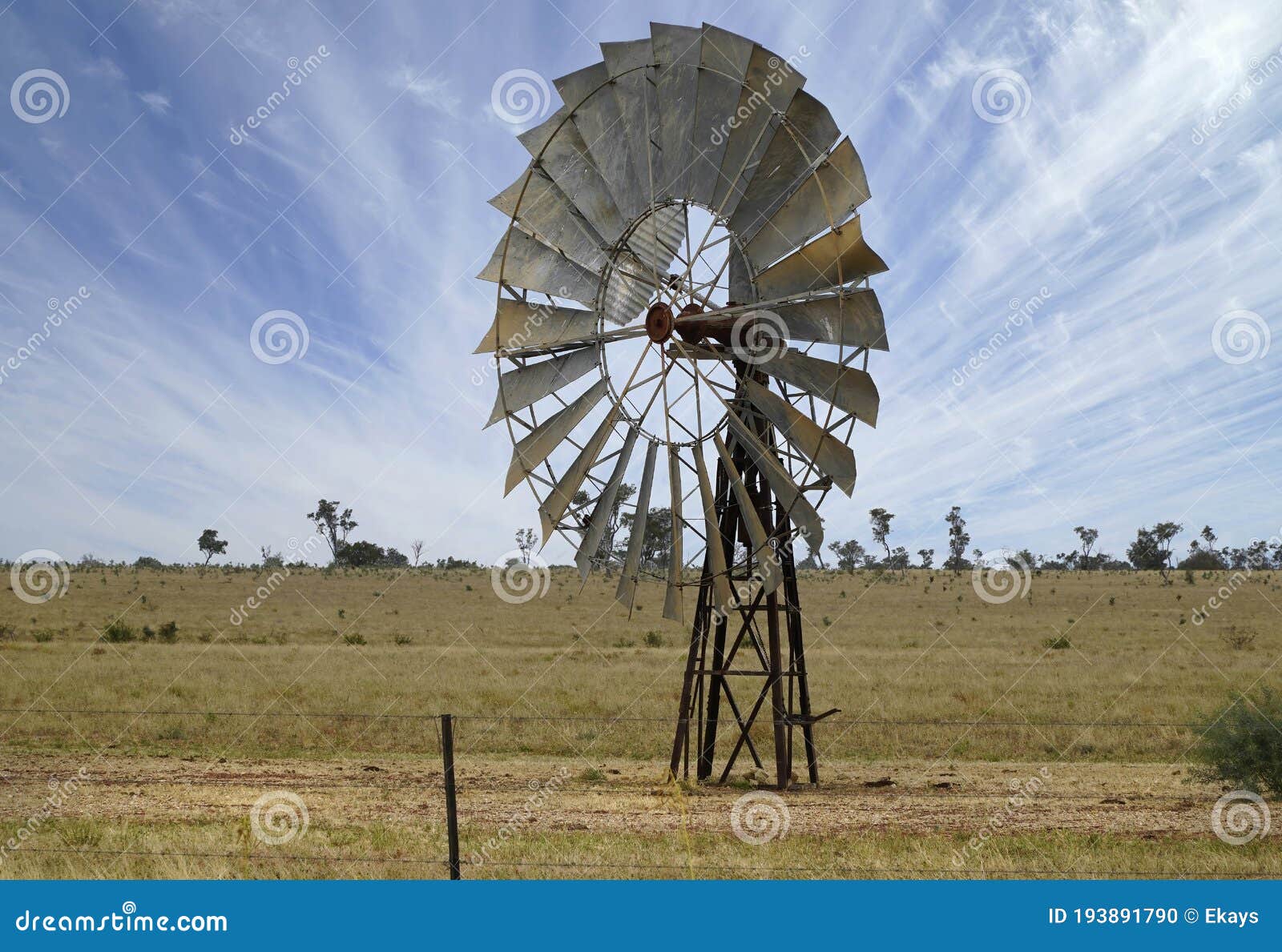 vento Fazenda ou moinho de vento dentro nublado clima dentro