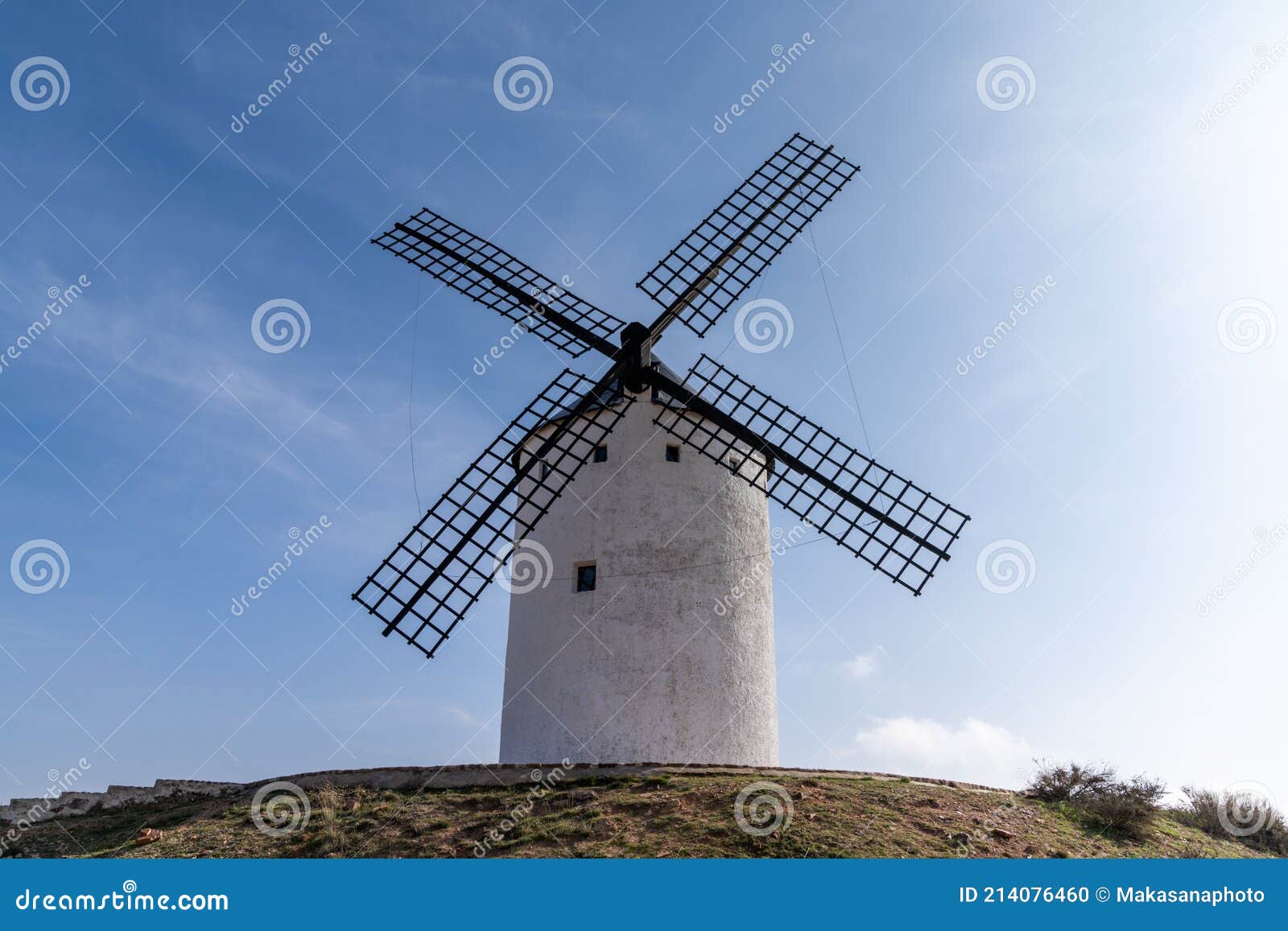 Antigos moinhos de vento brancos, feitos de pedra, no campo com céu azul e  nuvens brancas. la mancha, castilla, espanha. europa.
