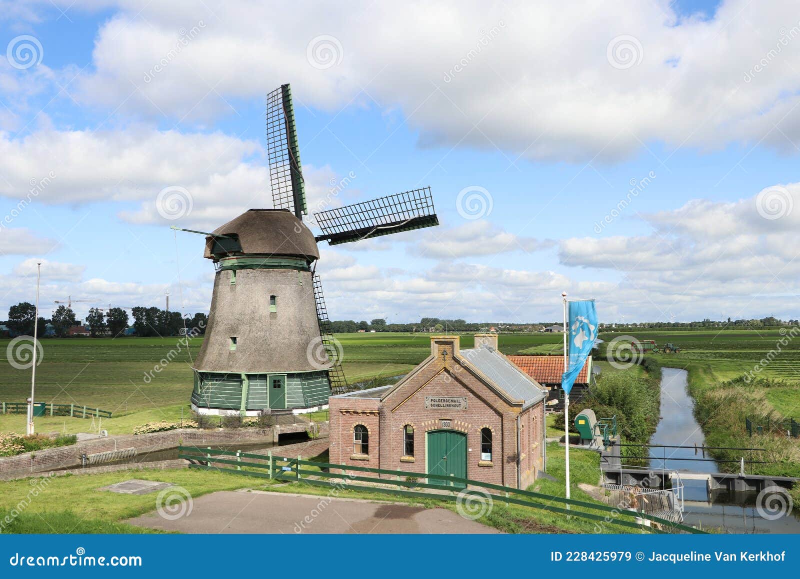 Foto de Antigo Moinho De Vento A Europa e mais fotos de stock de Moinho de  vento - Moinho de vento, Turbina Eólica, Cultura holandesa - iStock