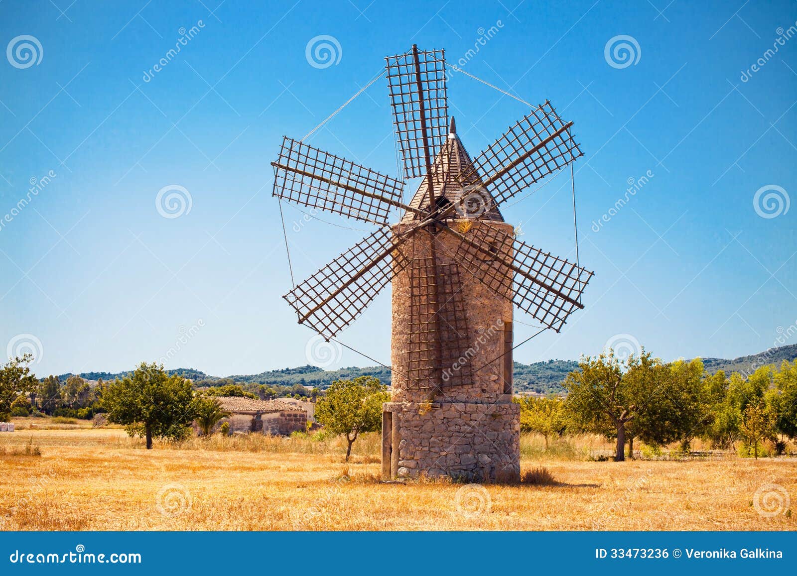 Foto de Moinho De Vento Medieval Em Dia De Verão Brilhante Letônia