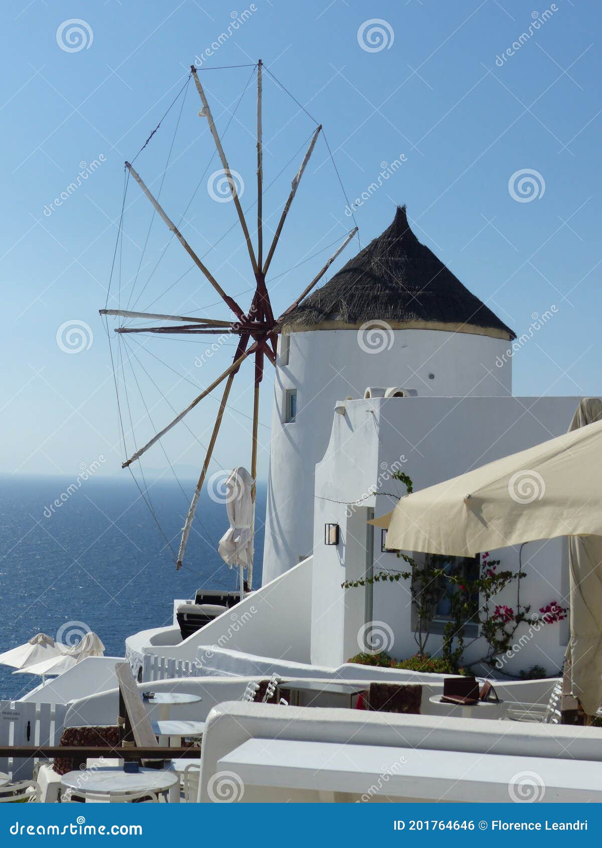 tradicional moinho de vento dentro oia em santorini ilha, Grécia