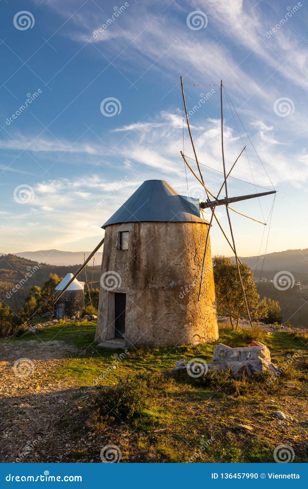 Moinho De Vento De Pedra Histórico Velho No Por Do Sol Em Portugal Foto de  Stock - Imagem de nave, montanha: 136457990