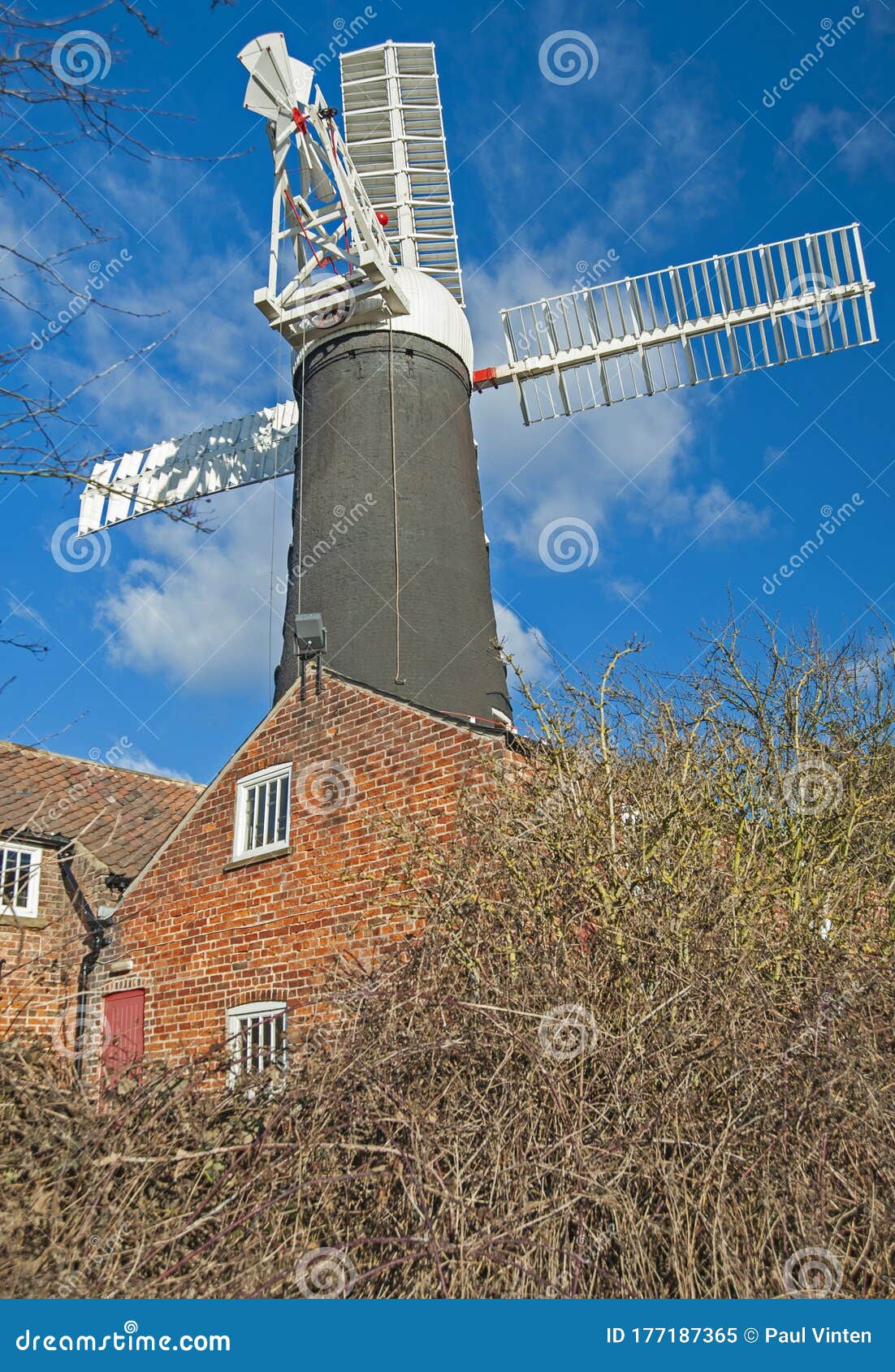 Antigo moinho de vento tradicional
