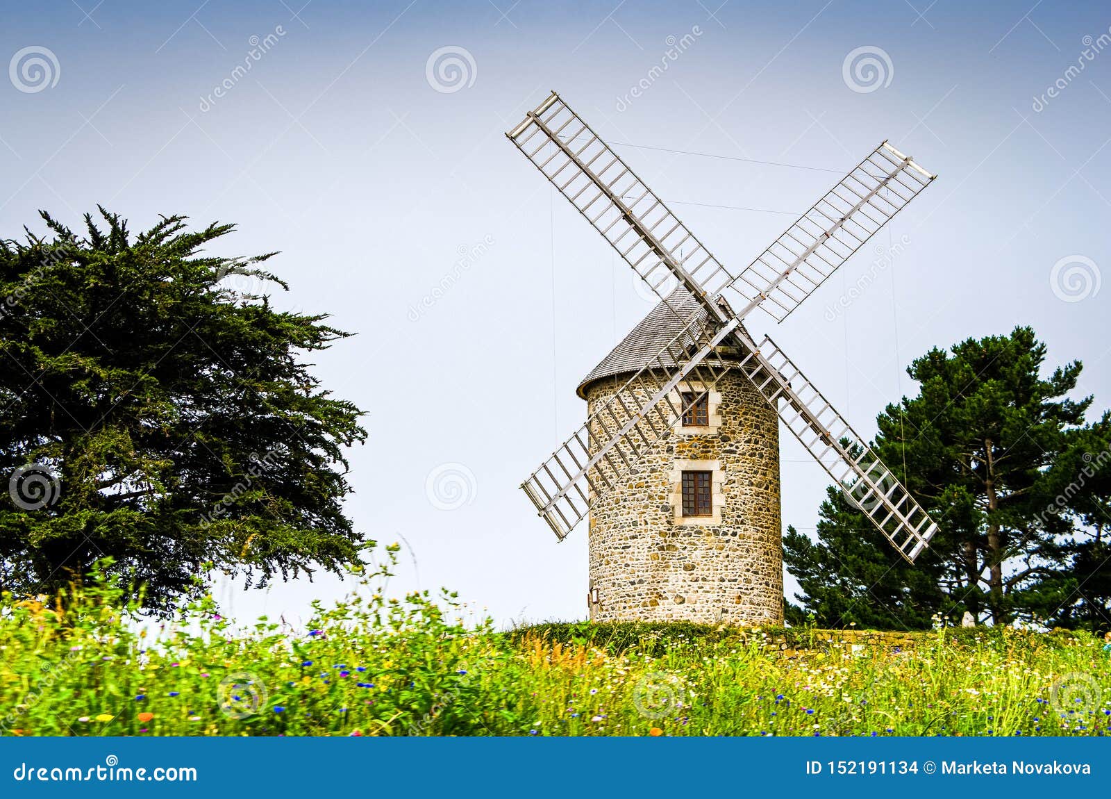 Foto abstrata dentro de um velho moinho de vento