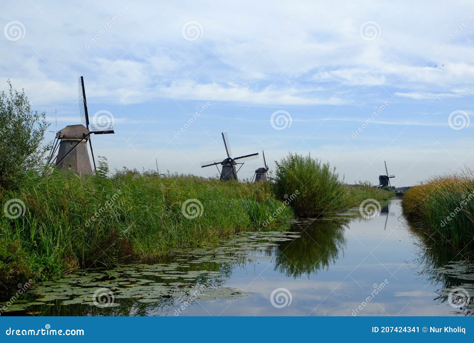 Moinho Velho Em Kinderdijk Nos Países Baixos Imagem de Stock - Imagem de  campo, canal: 207424341