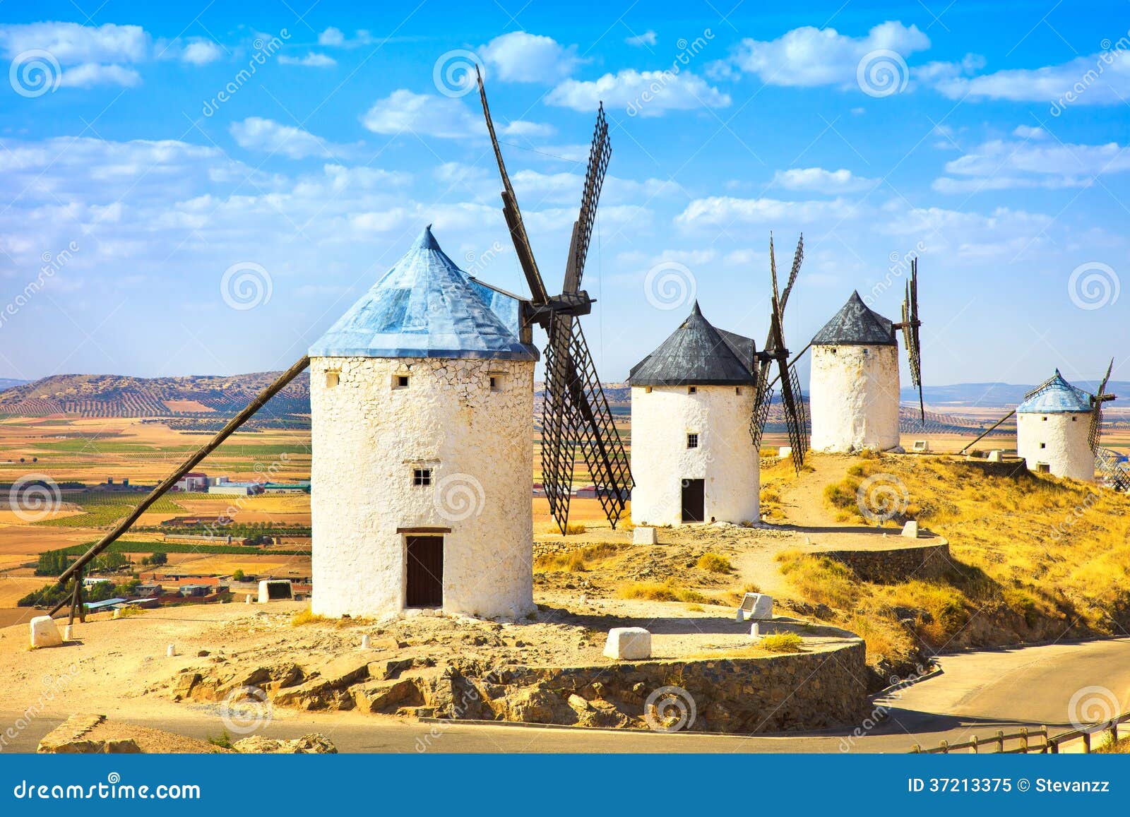 Moinho de vento medieval imagem de stock. Imagem de moinho - 20038683