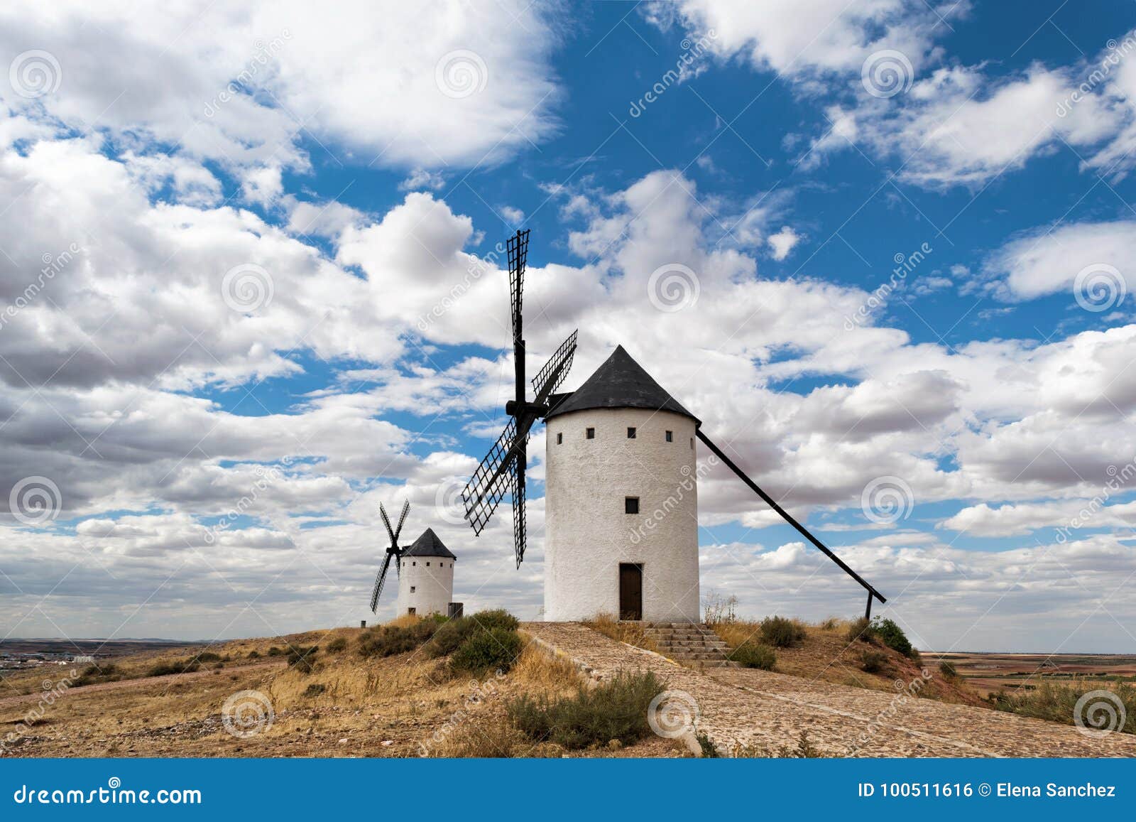 Foto de Moinho De Vento Na Medieval Cesis Região Da Letônia e mais