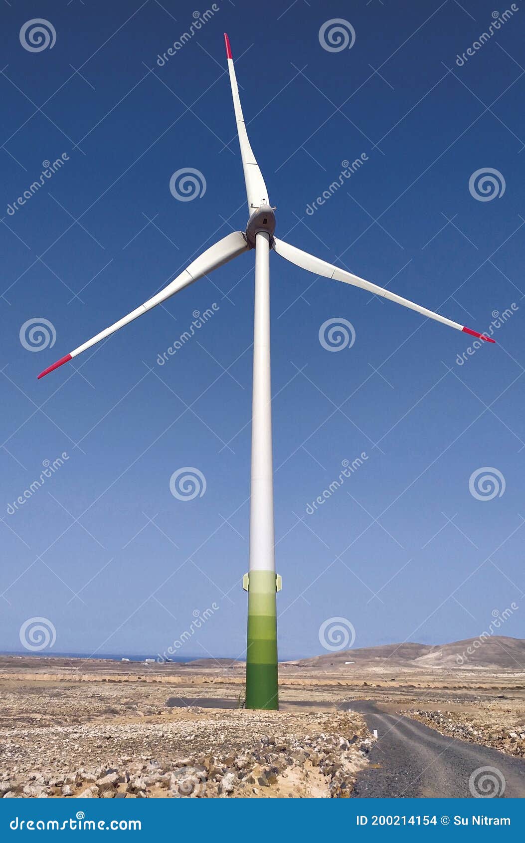 Moinhos De Vento Para Produção De Energia Elétrica. Gerador De Energia  Eólica. Turbina Eólica Tripla No Campo Do Deserto Sob Céu a Foto de Stock -  Imagem de fazenda, fotovoltaica: 200214154