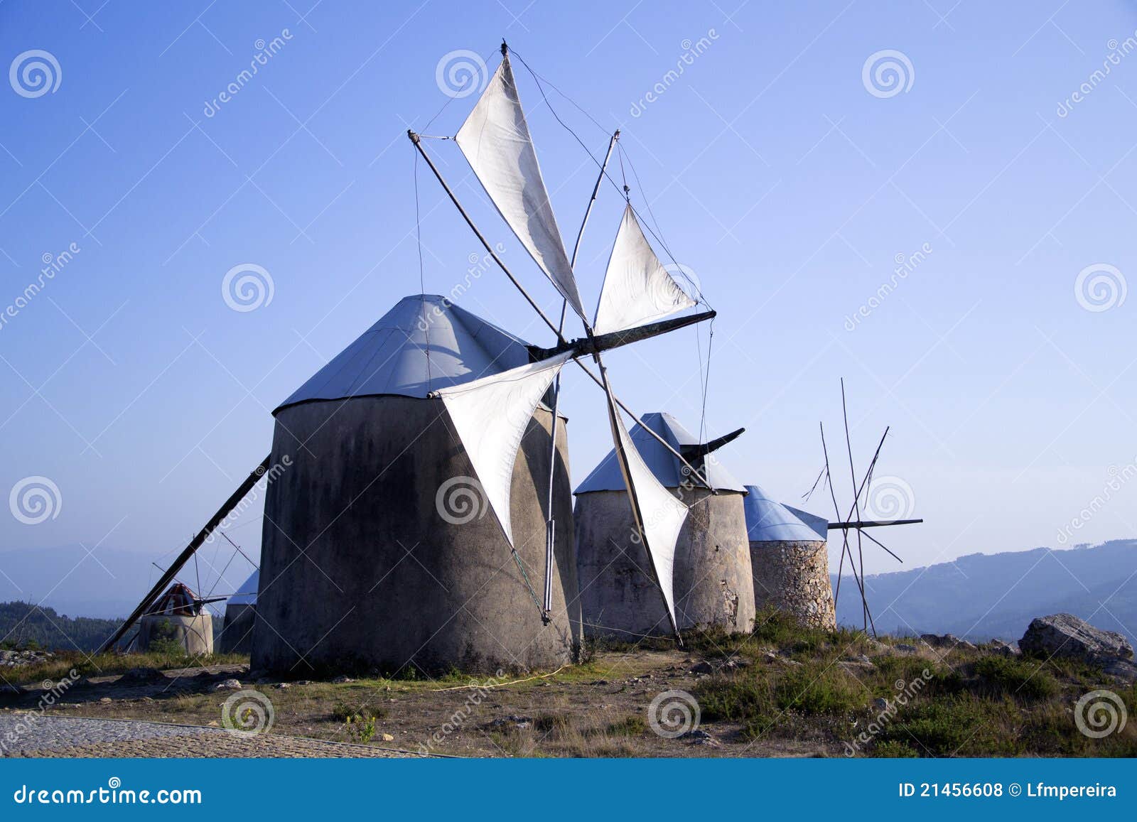 Moinho De Vento Antigo Em Portugal Imagem de Stock - Imagem de fazenda,  ambientalismo: 52319919