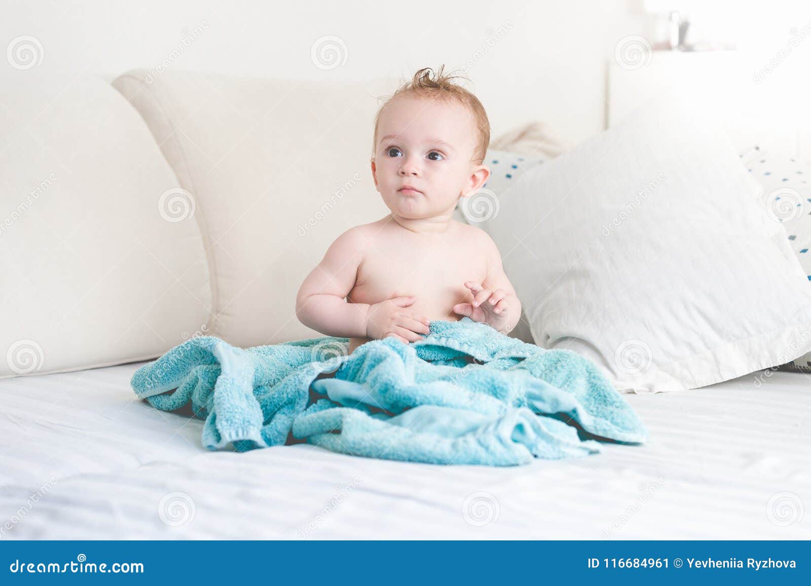 9 Mois Adorables De Bebe Garcon S Asseyant Sur Le Lit Apres Lavage Dans Le Bain Image Stock Image Du Mois Couverture 9 Mois Adorables De Bebe Garcon S Asseyant Sur Le Lit Apres Lavage Dans Le Bain Image Stock Image Du Mois Couverture