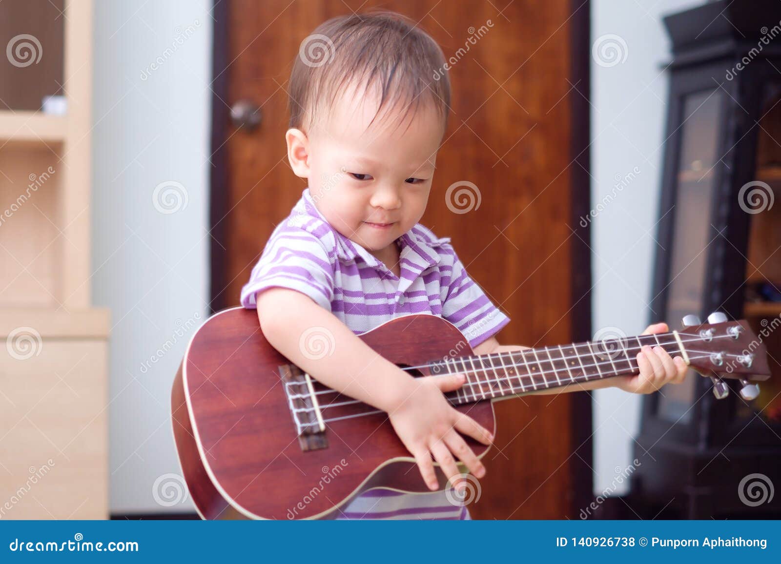 18 Mois Asiatiques Prise De 1 An D Enfant De Bebe Garcon Et Jouer La Guitare Hawaienne Ou L Ukulele Photo Stock Image Du Guitare Vivre 18 Mois Asiatiques Prise De 1 An D Enfant De Bebe Garcon Et Jouer La Guitare Hawaienne Ou L Ukulele Photo Stock Image Du Guitare Vivre