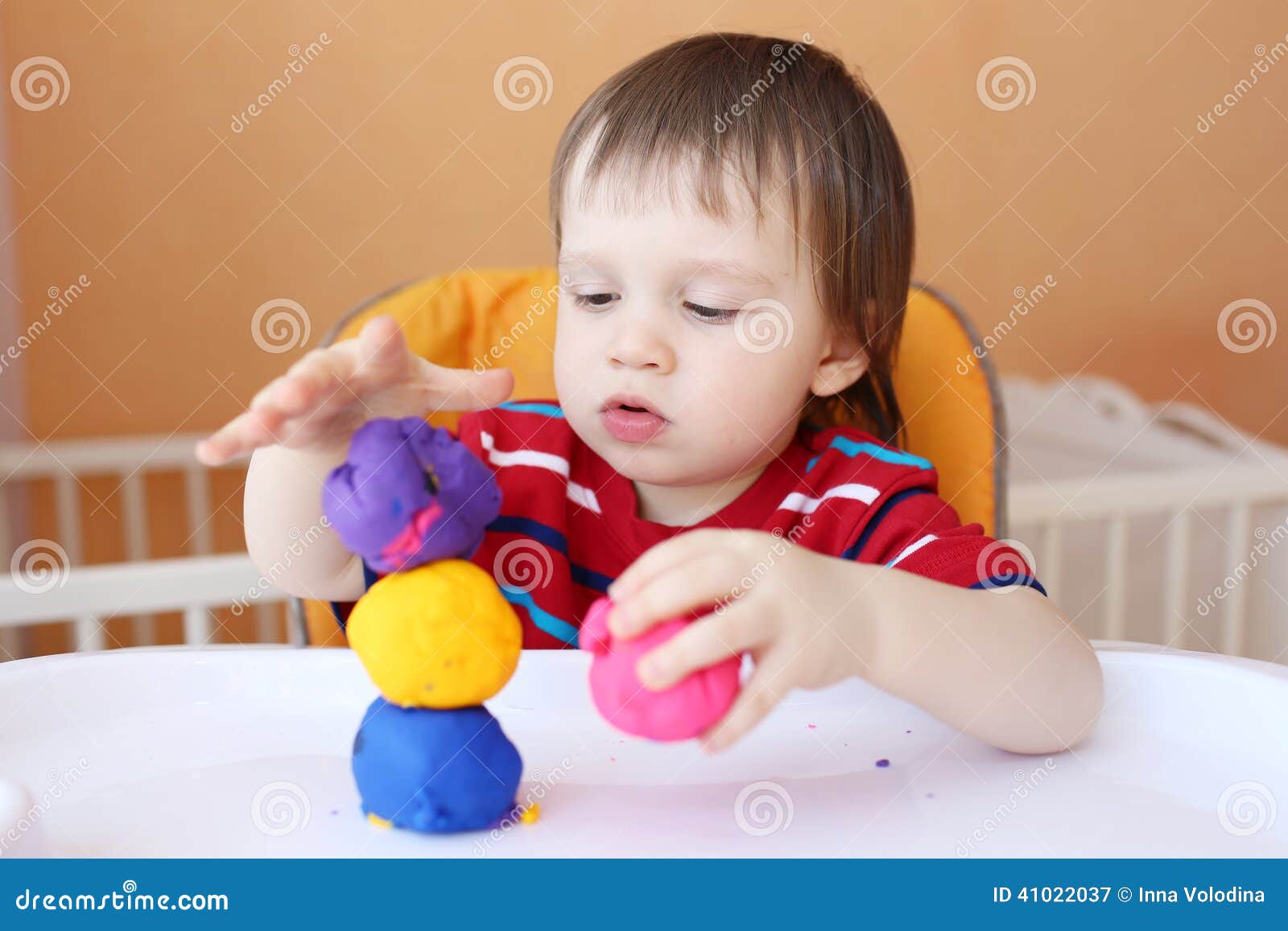 18 Mois De Bébé Avec De La Pâte à Modeler à La Maison Image stock - Image  du développement, beau: 41022037