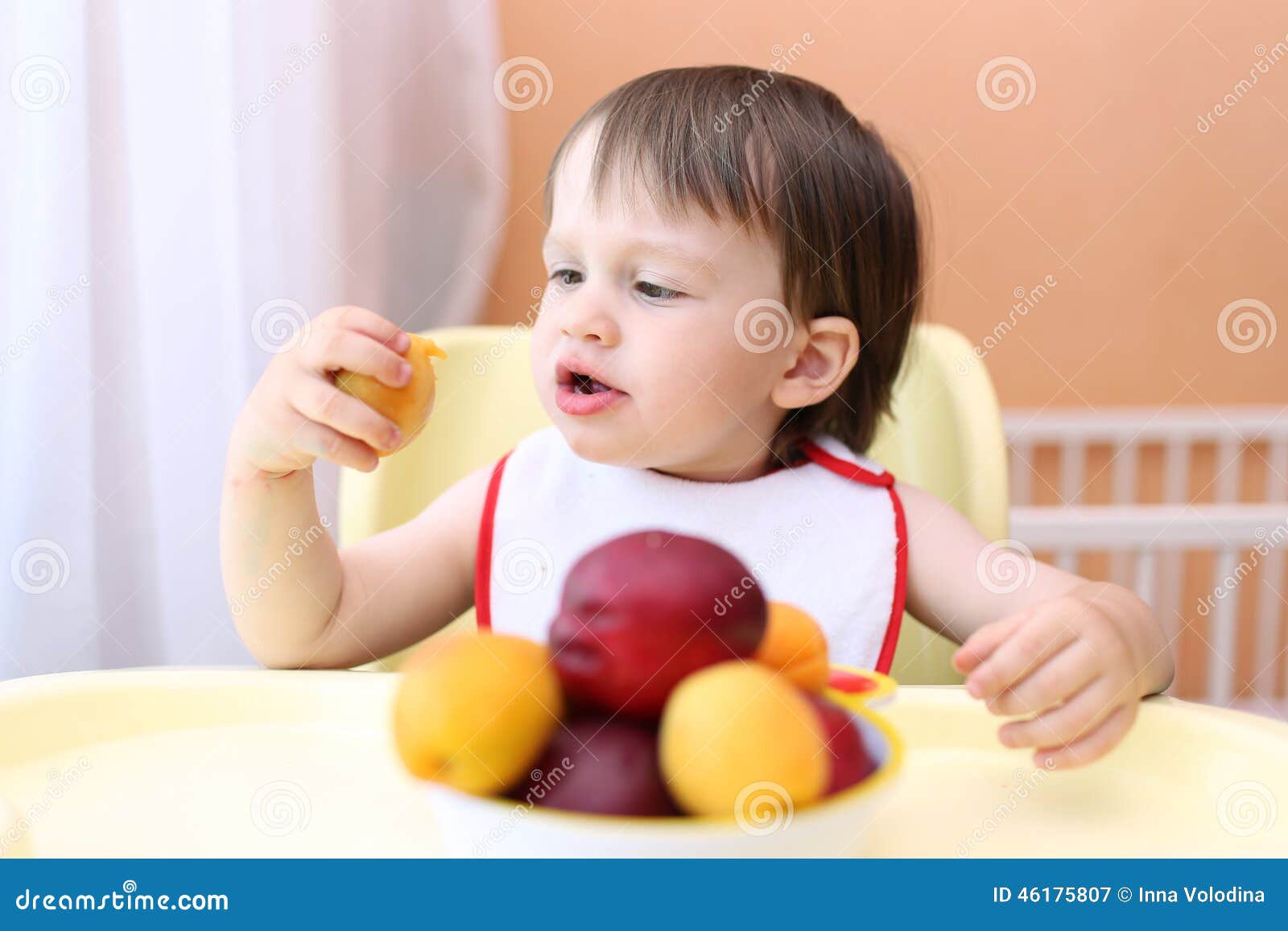 22 Mois De Bebe Mangeant Des Peches Et Des Apricotes Image Stock Image Du Magnifique Breakfast