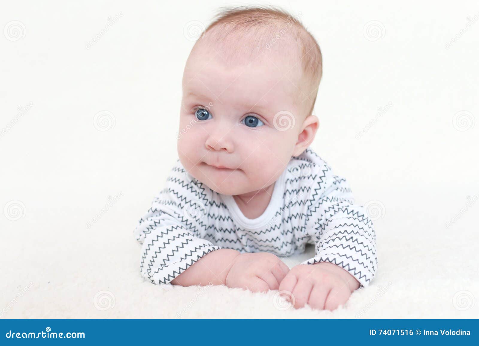 3 Mois De Bebe Sur Le Ventre Photo Stock Image Du Adorable Magnifique